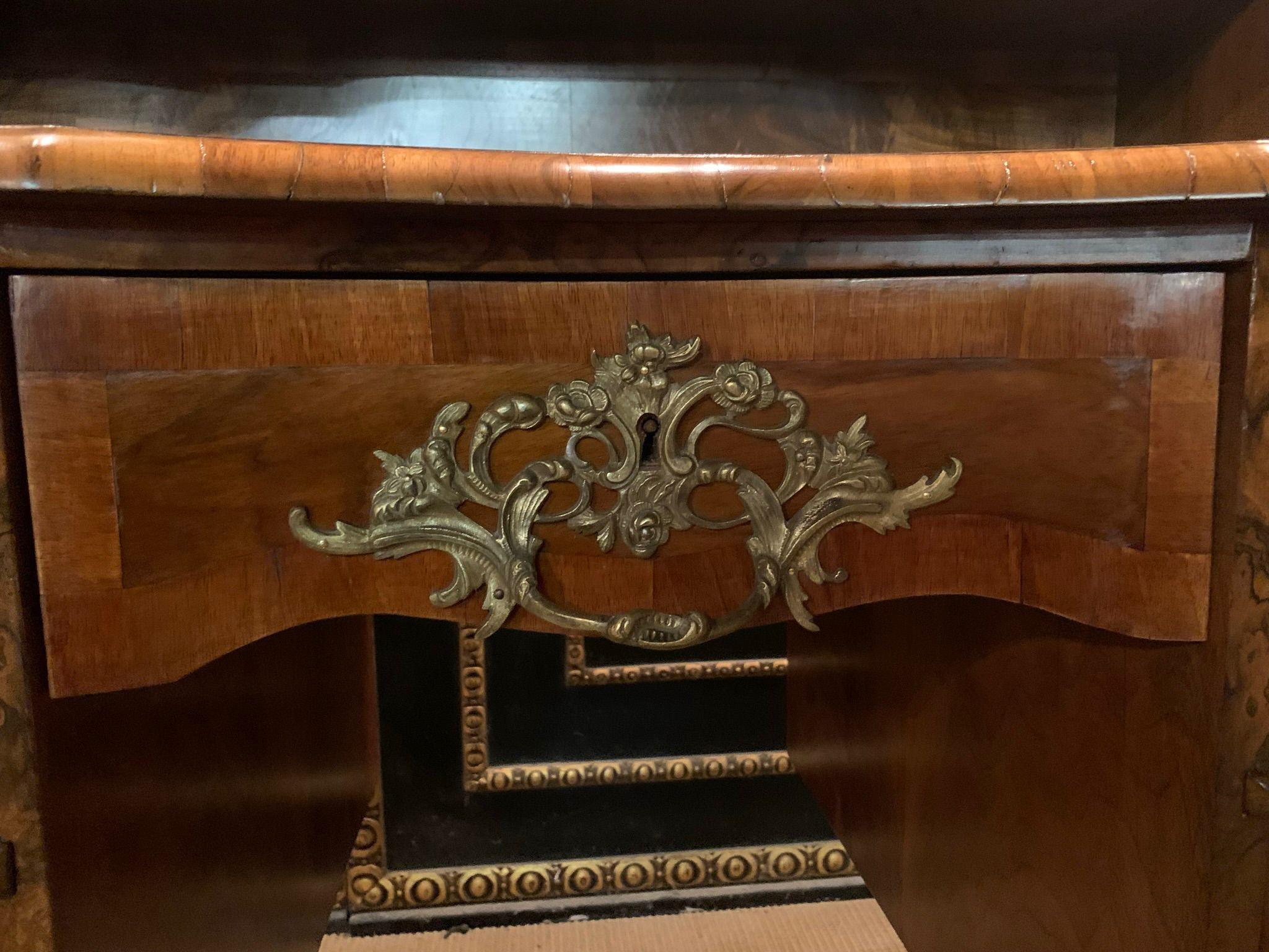19th Century antique Dresden Baroque Desk with Top Walnut veneer In Good Condition For Sale In Berlin, DE