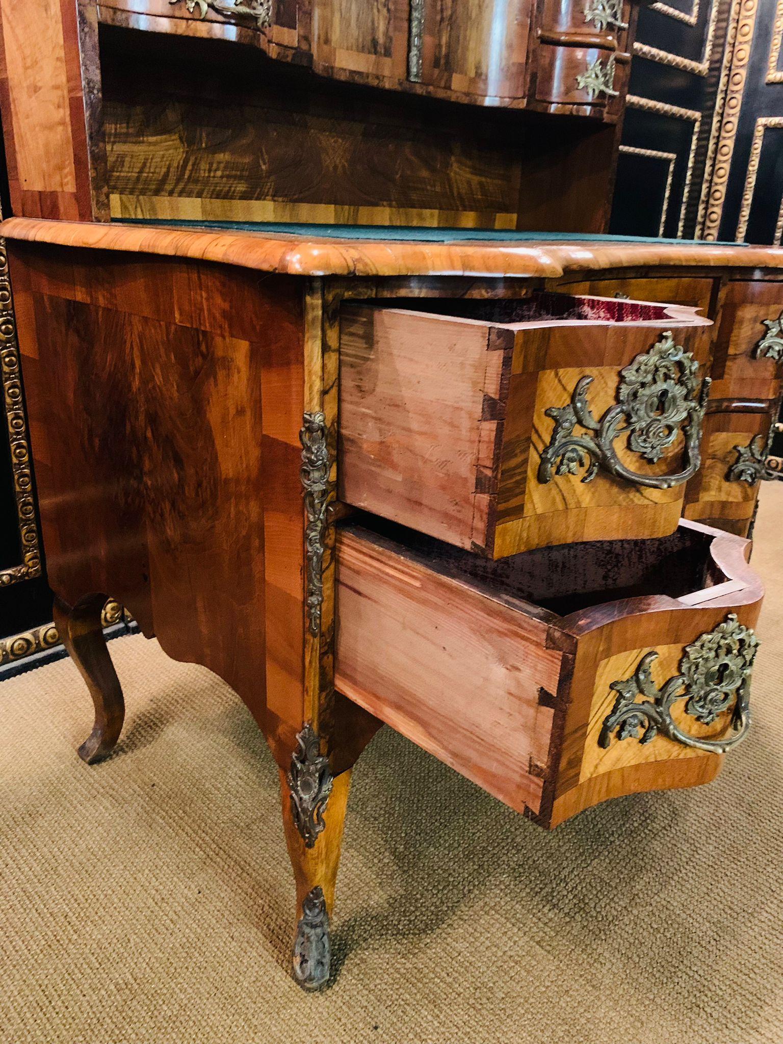 Antiker Dresdner Barock-Schreibtisch des 19. Jahrhunderts mit Nussbaumfurnier (Walnuss) im Angebot