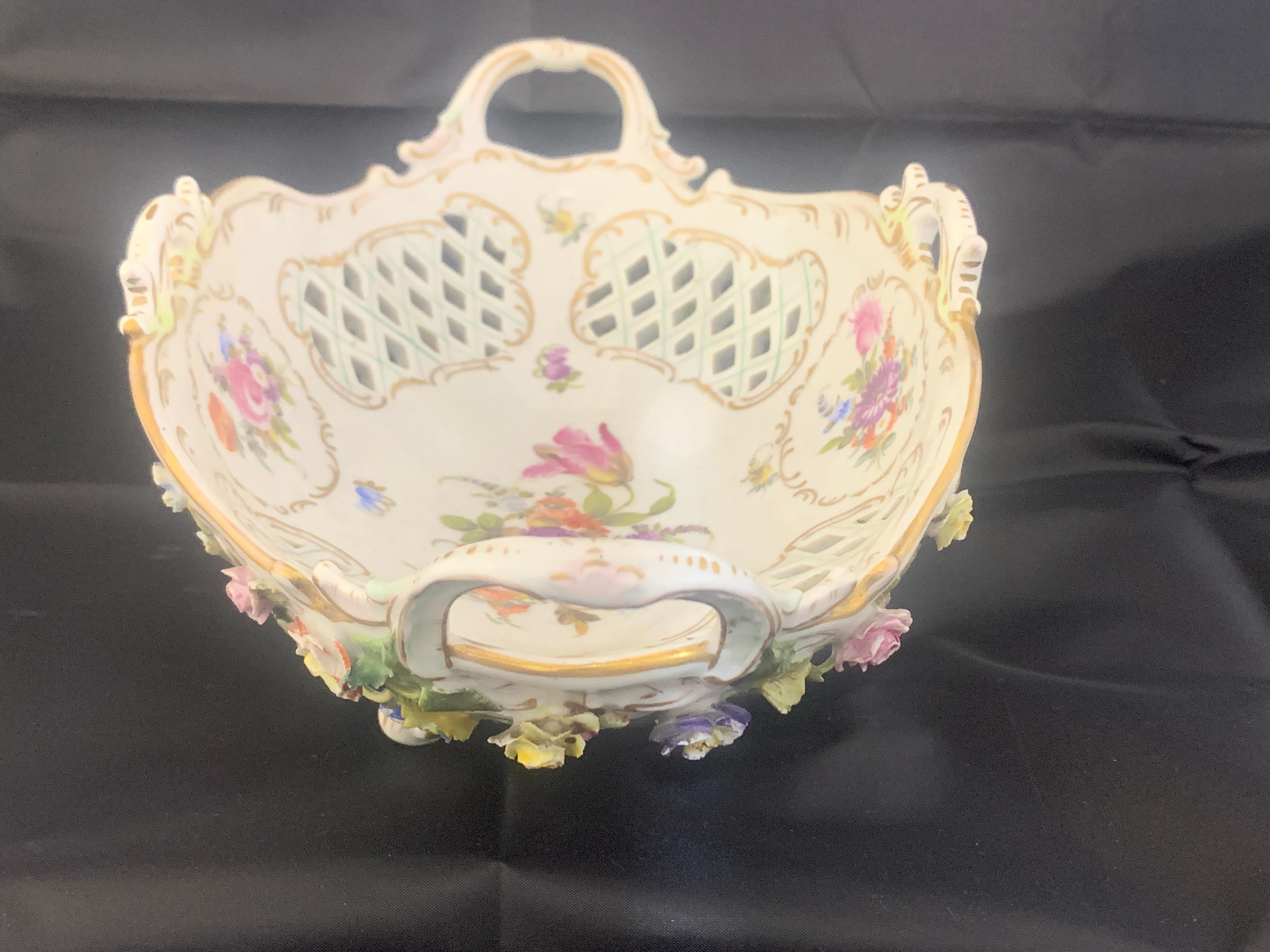 Porcelain Potschappel, (Germany, Saxony) finely hand painted basket fancy, with openwork and flowers in relief as in the best school of Dresden, we are faced with a small work of art.
Carl Thieme founded the Porcelain Factory in 1872, this type of