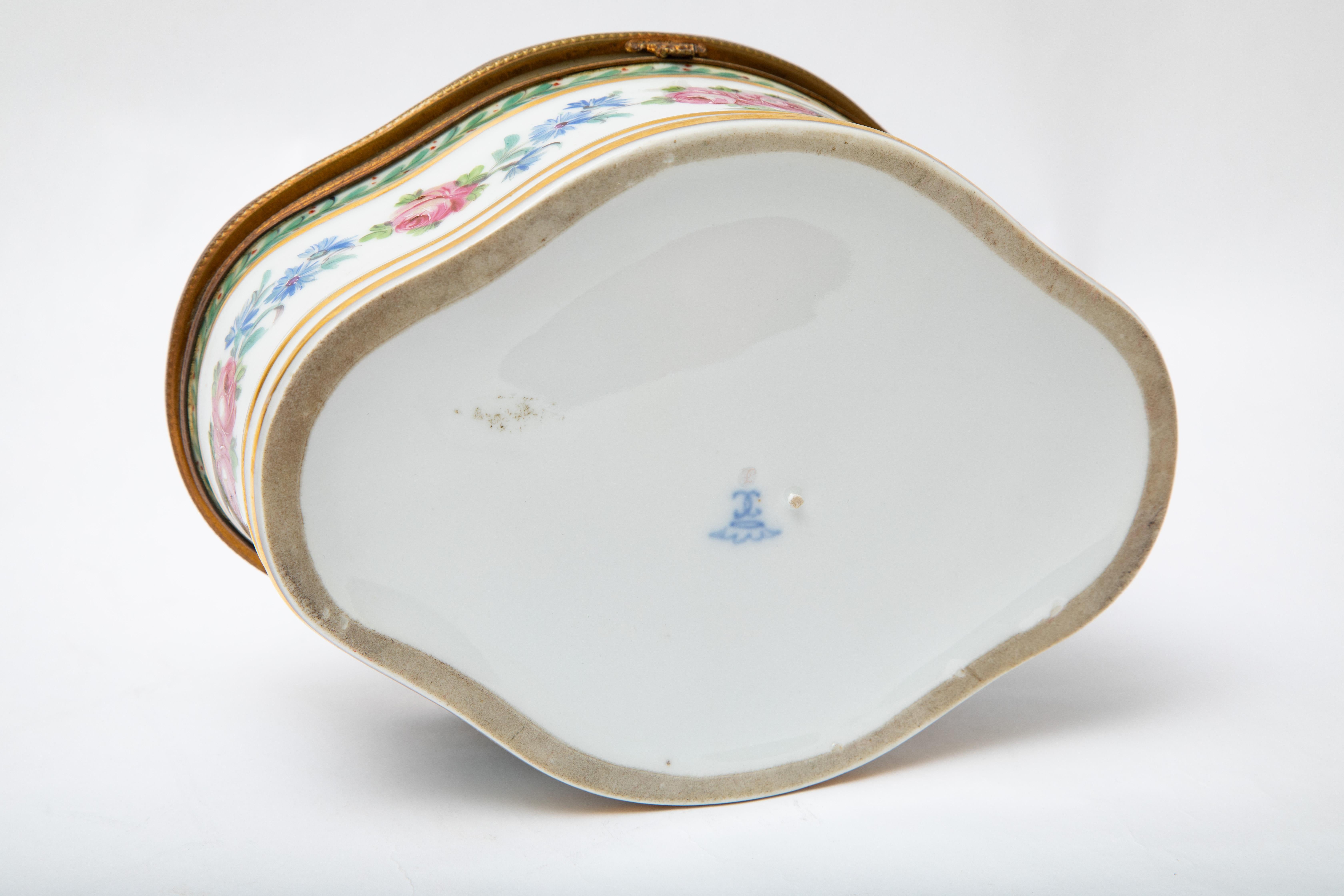 Boîte en porcelaine de Dresde du 19e siècle, fleurs peintes à la main avec détails en métal doré en vente 3