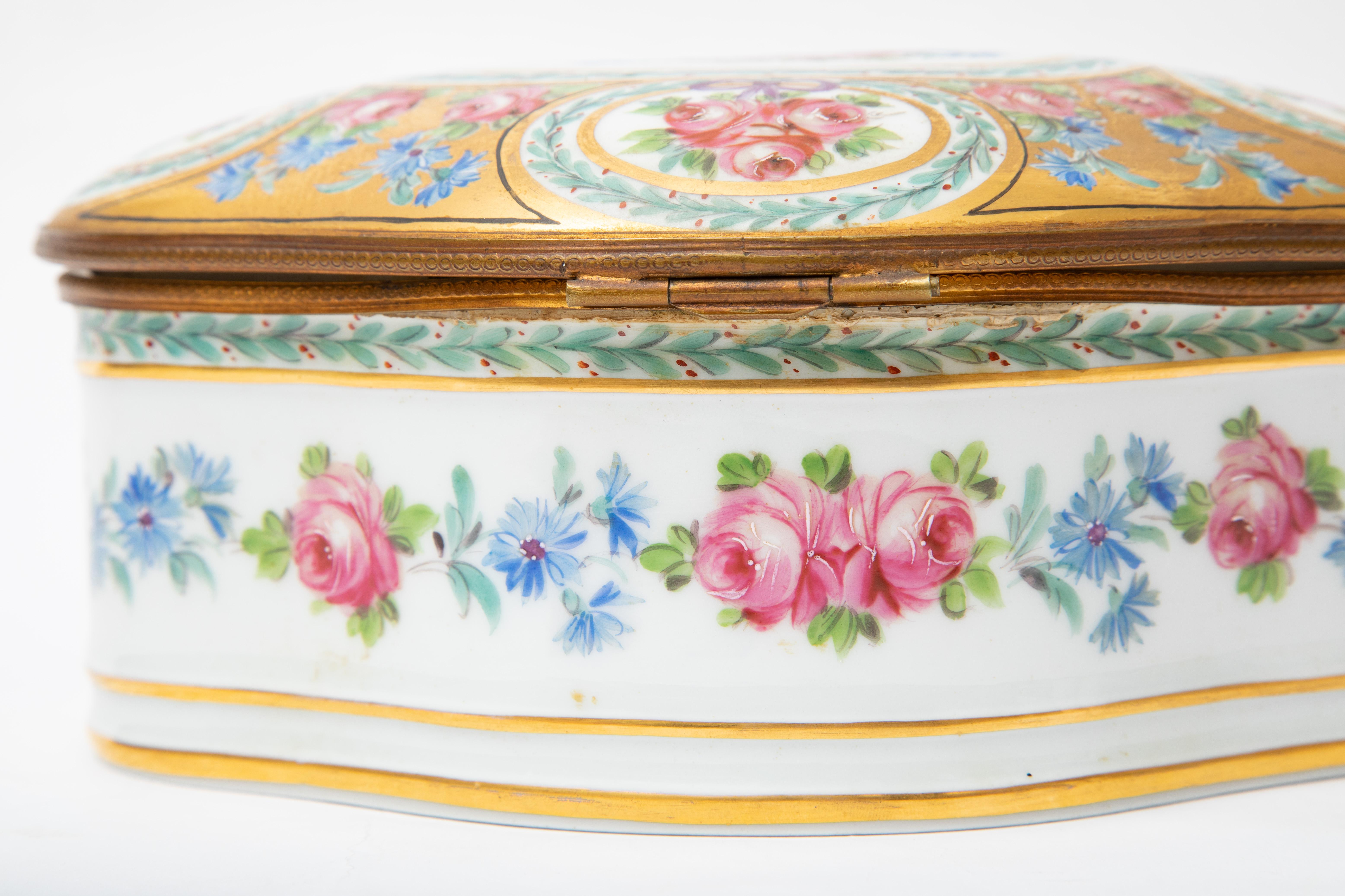 Boîte en porcelaine de Dresde du 19e siècle, fleurs peintes à la main avec détails en métal doré en vente 4