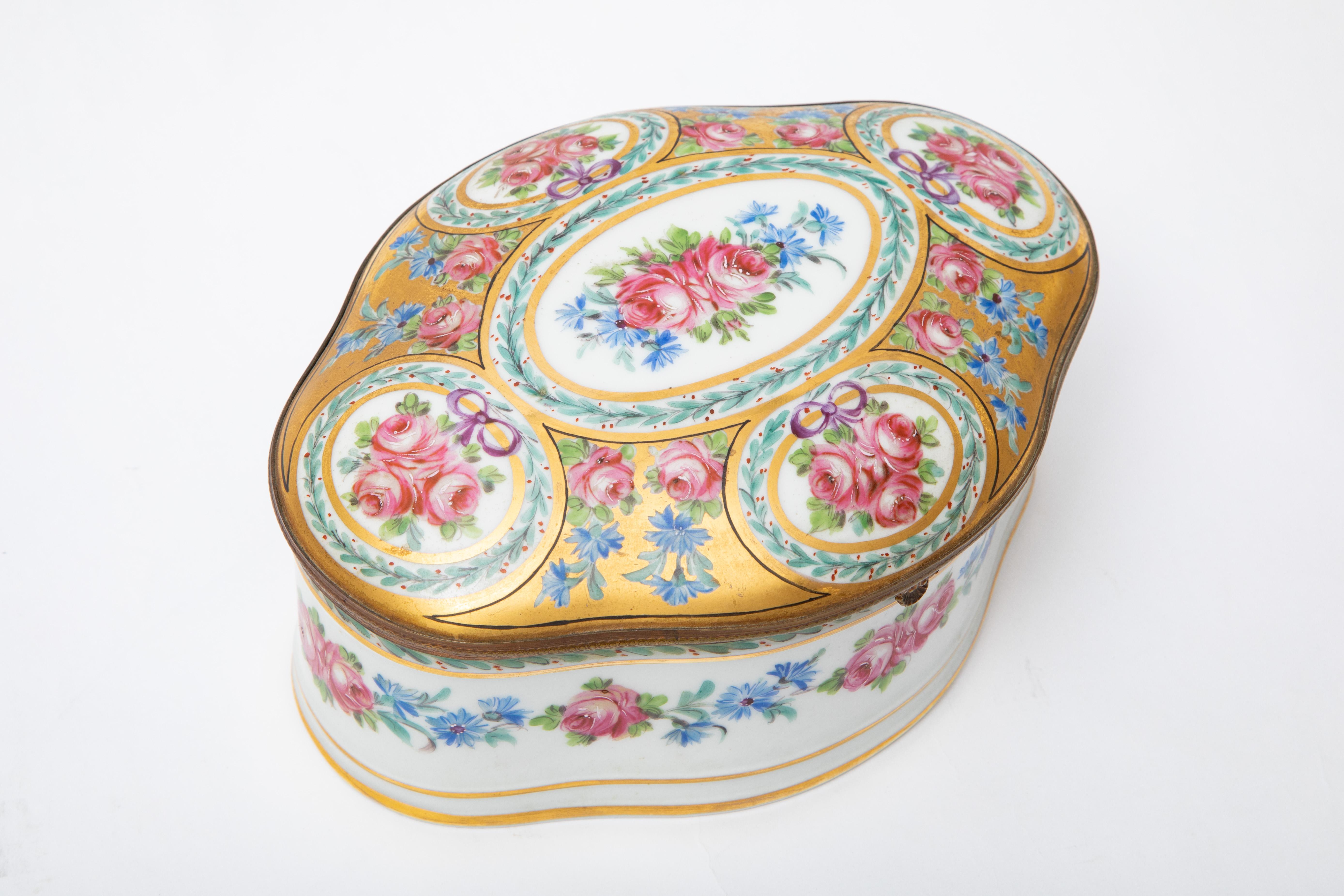 Allemand Boîte en porcelaine de Dresde du 19e siècle, fleurs peintes à la main avec détails en métal doré en vente