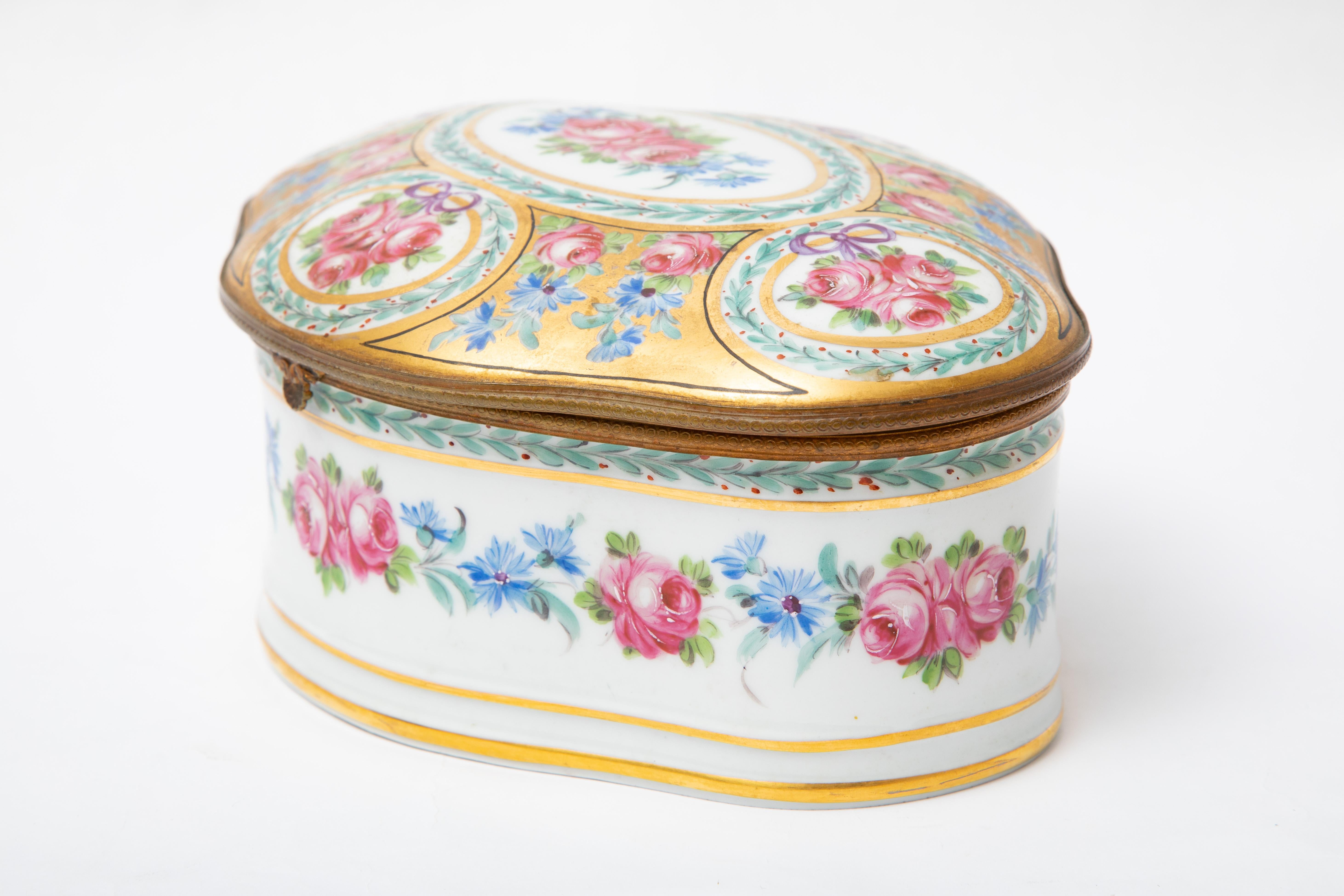 Fait main Boîte en porcelaine de Dresde du 19e siècle, fleurs peintes à la main avec détails en métal doré en vente