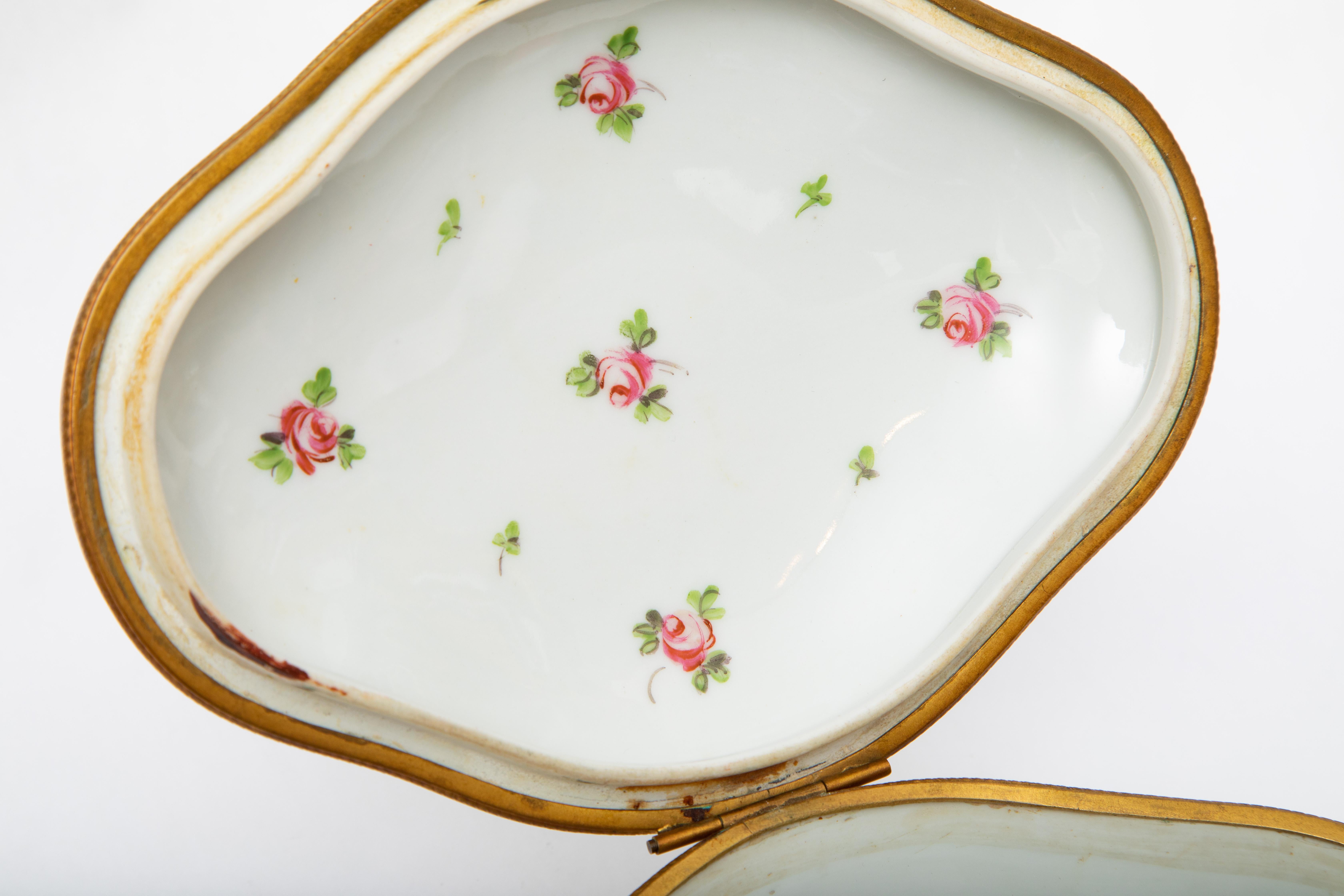 Fin du XIXe siècle Boîte en porcelaine de Dresde du 19e siècle, fleurs peintes à la main avec détails en métal doré en vente