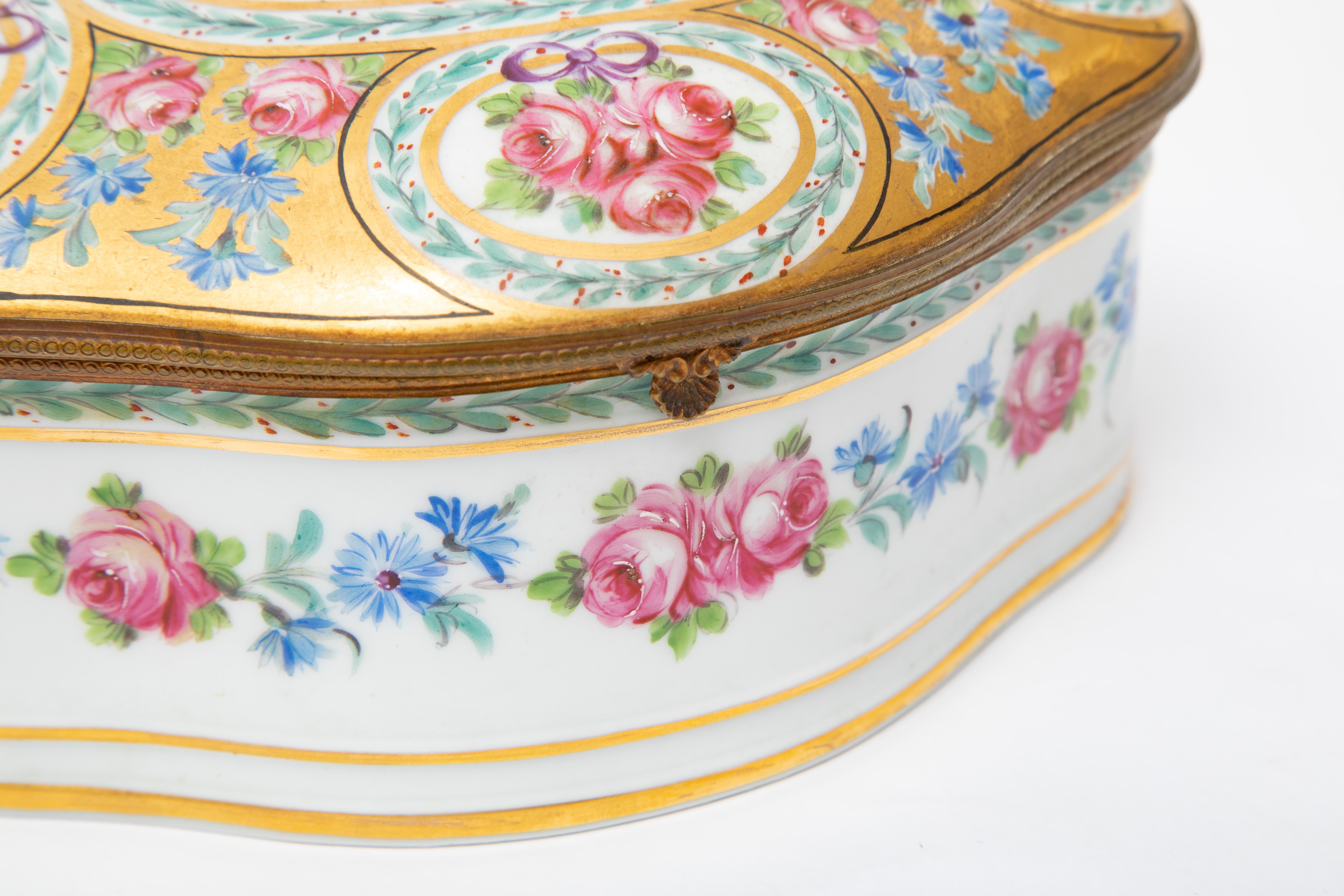 Boîte en porcelaine de Dresde du 19e siècle, fleurs peintes à la main avec détails en métal doré en vente 2
