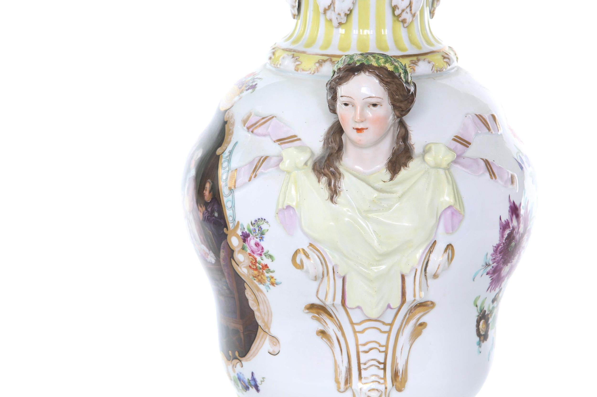 Europeo Urna decorativa in porcellana di Dresden del XIX secolo in vendita