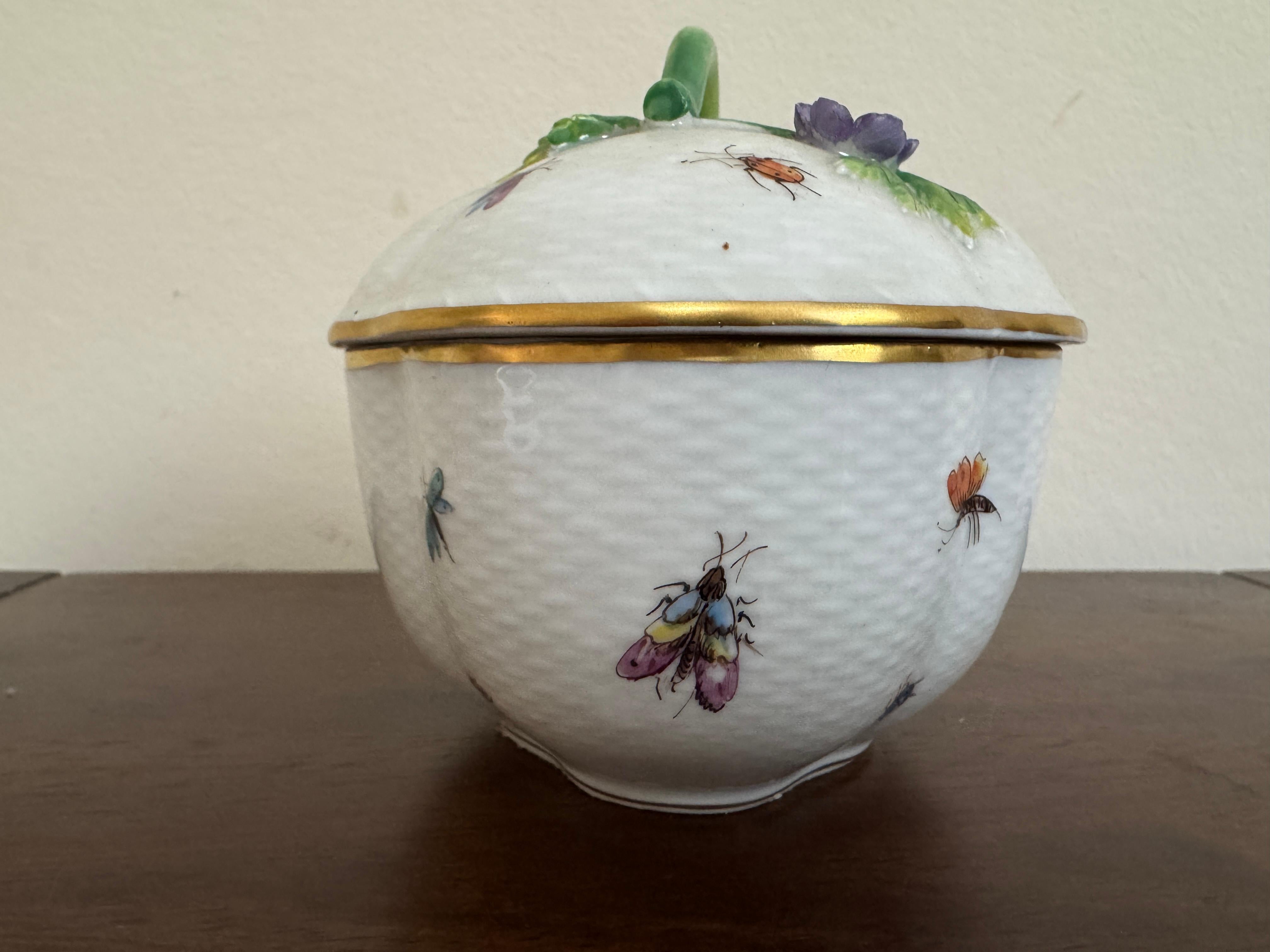 Cuenco con tapa para popurrí de porcelana de Dresden del siglo XIX Rococó en venta
