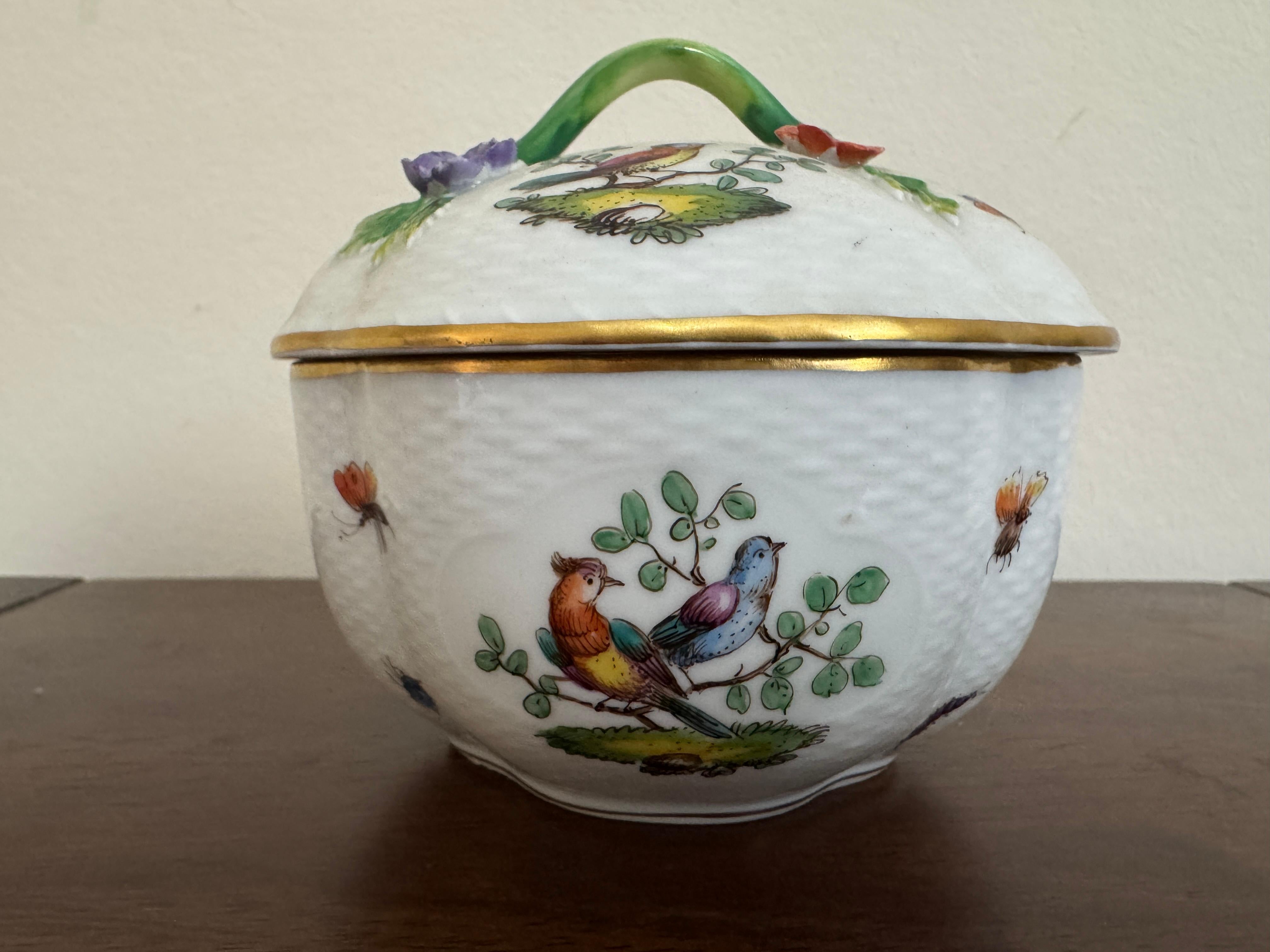 Cuenco con tapa para popurrí de porcelana de Dresden del siglo XIX Pintado a mano en venta