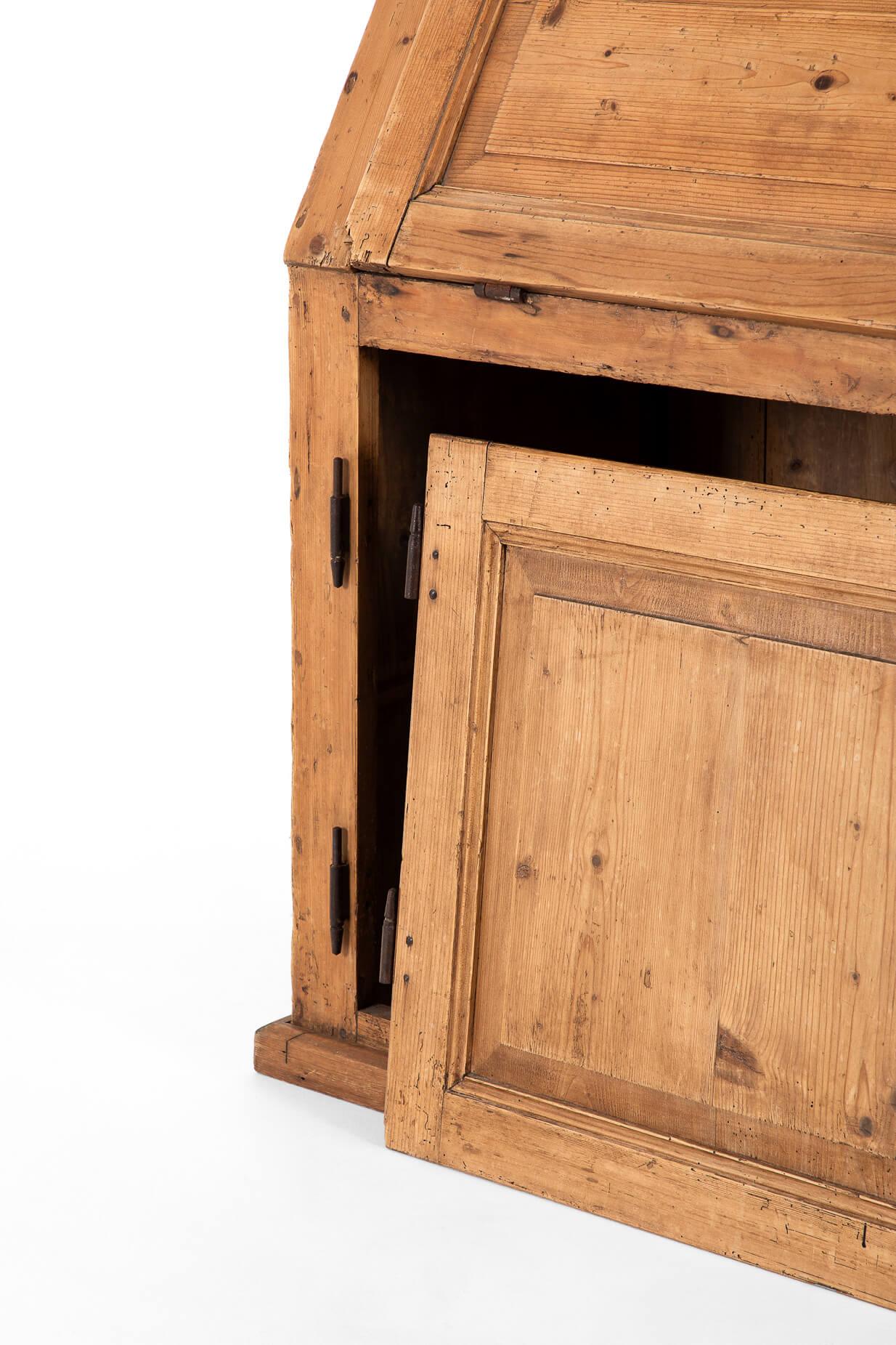 Pine 19th century dresser and secretaire For Sale