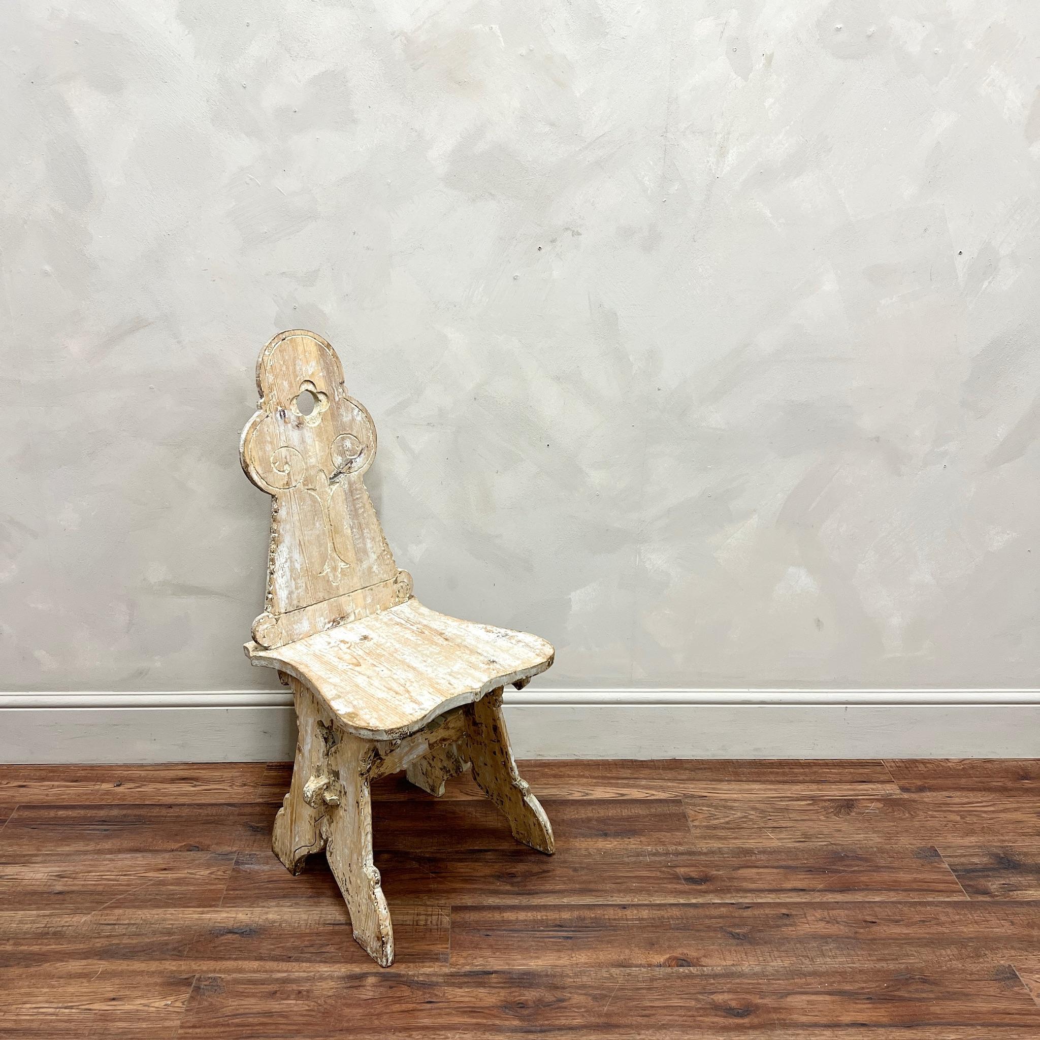 Sedia laterale con mortasa e tennon, scrostata a secco, con numerosi dettagli intagliati a mano e tagli.
Svezia, circa 1840.

Altezza: 98,5 cm
Altezza della seduta: 46 cm
Larghezza: 43 cm
Profondità: 51 cm
Per favore, scrivete un messaggio se avete