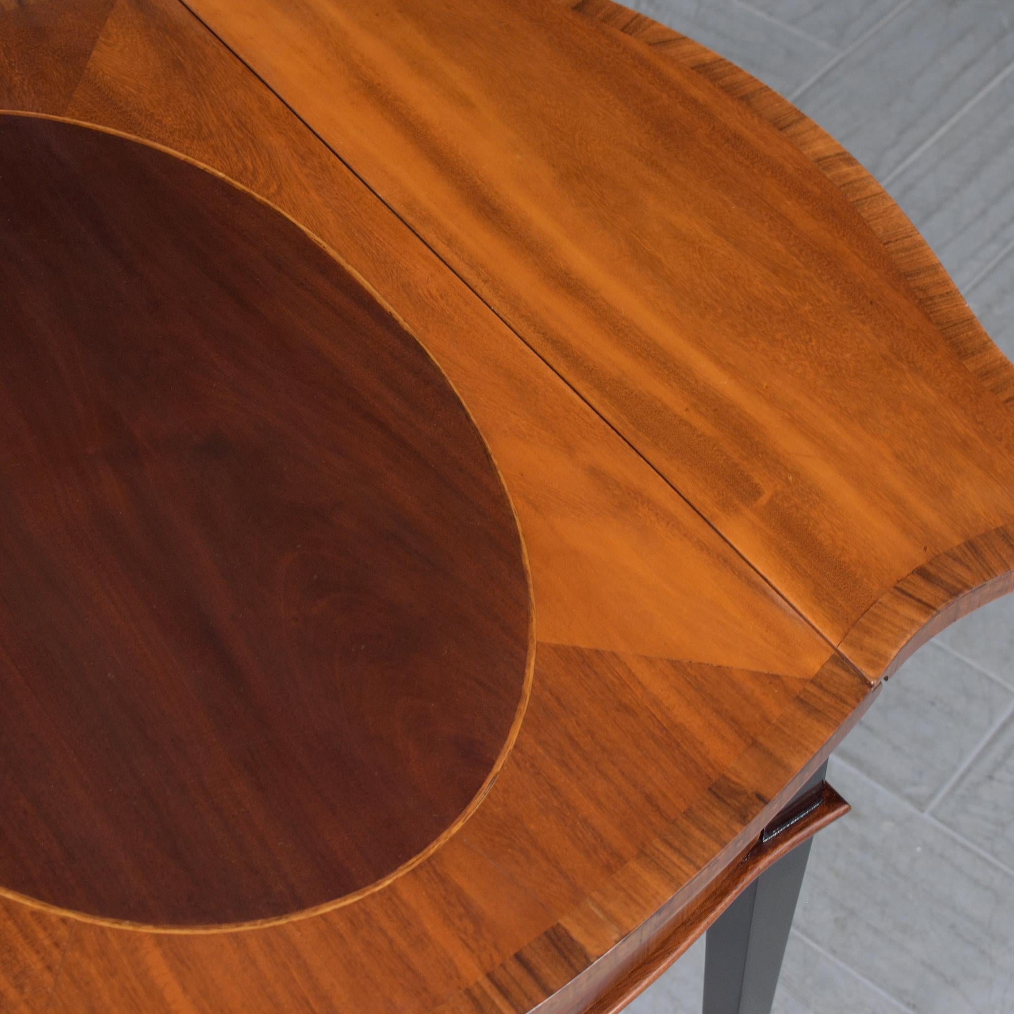 Mahagoni-Pembroke-Tisch aus dem späten 19. Jahrhundert mit pflaumenfarbenen Intarsien und Messingrollen im Zustand „Gut“ im Angebot in Los Angeles, CA