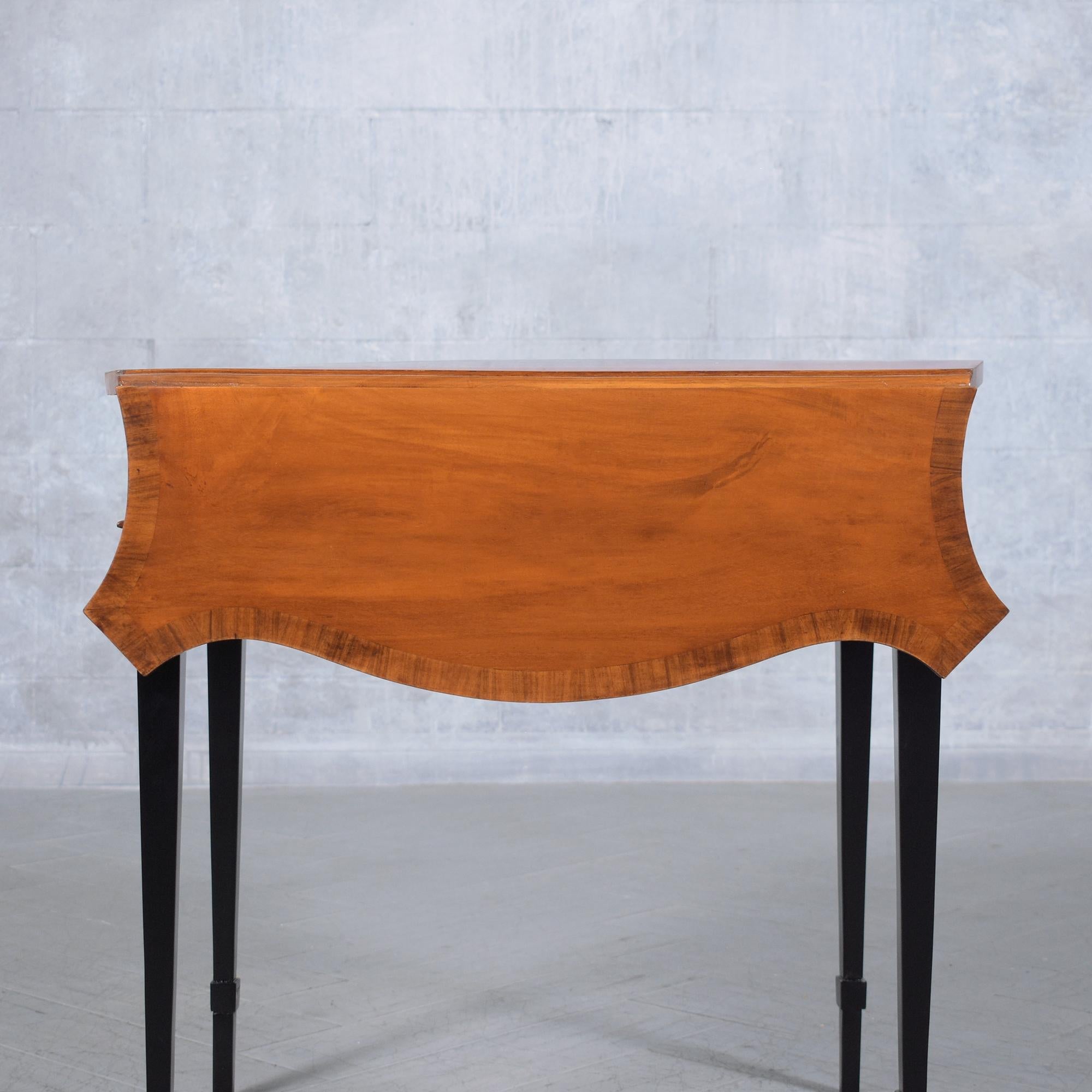 Mahagoni-Pembroke-Tisch aus dem späten 19. Jahrhundert mit pflaumenfarbenen Intarsien und Messingrollen im Angebot 4
