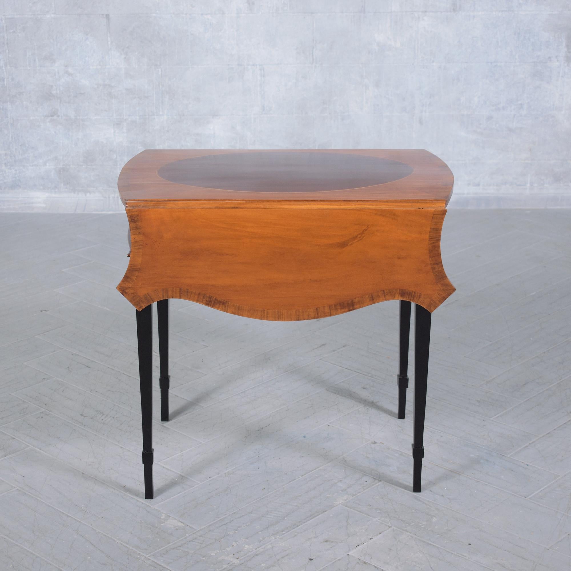 Mahagoni-Pembroke-Tisch aus dem späten 19. Jahrhundert mit pflaumenfarbenen Intarsien und Messingrollen im Angebot 3