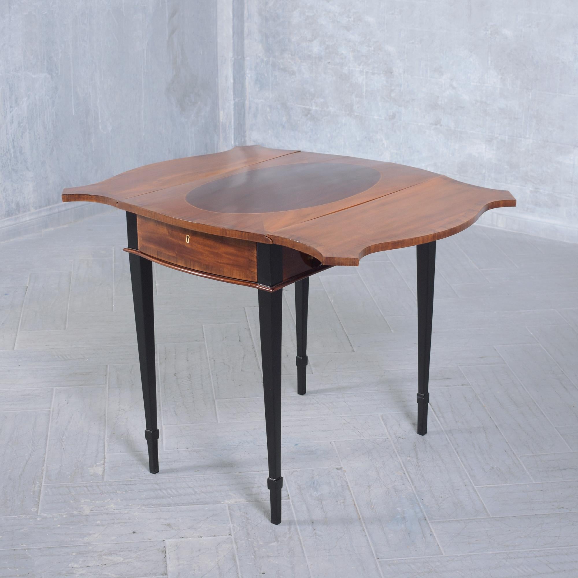 Mahagoni-Pembroke-Tisch aus dem späten 19. Jahrhundert mit pflaumenfarbenen Intarsien und Messingrollen im Angebot 7