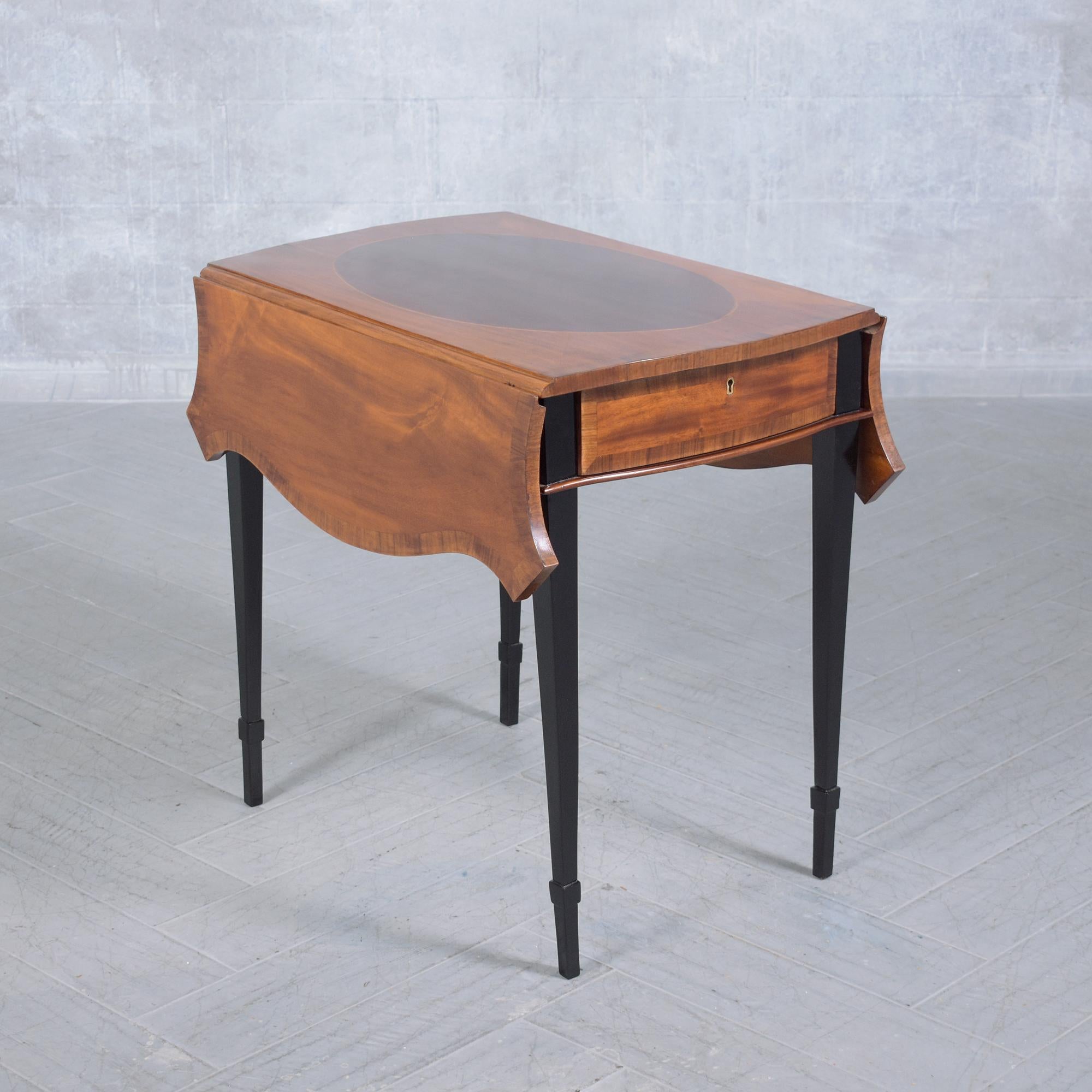 Mahagoni-Pembroke-Tisch aus dem späten 19. Jahrhundert mit pflaumenfarbenen Intarsien und Messingrollen im Angebot 8