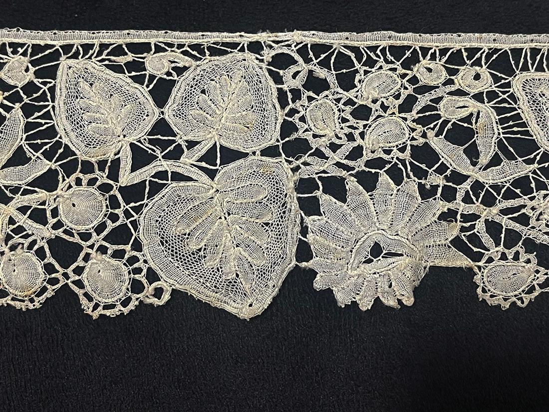 19th Century Duchesse Brussels lace border  In Good Condition For Sale In Delft, NL