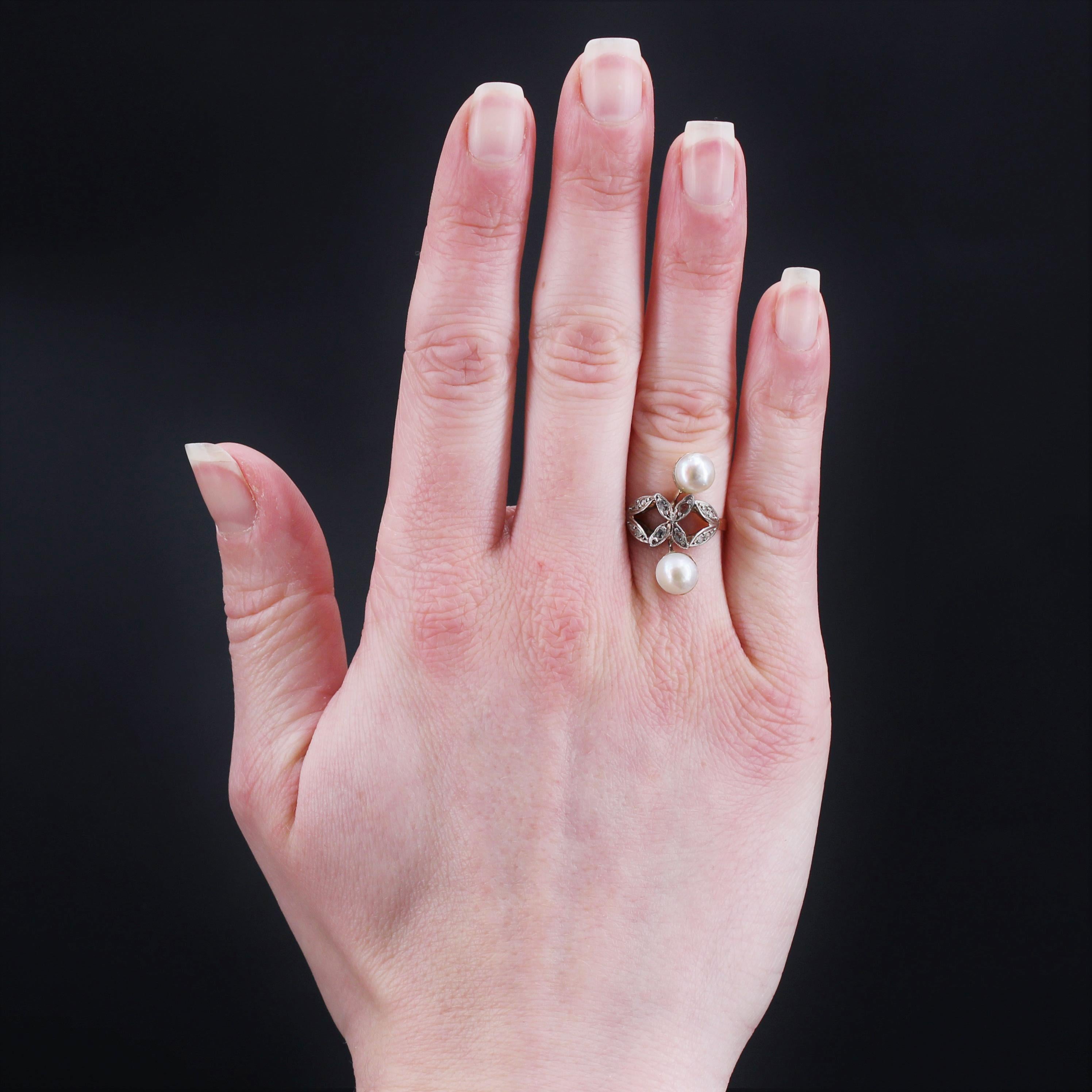 Ring in 18 karat rose gold.
Slender, this antique Toi et Moi ring is adorned with two Mabé pearls that overhang a decoration of small leaves each set with rose-cut diamonds. 
Diameter of the pearls : 6.5/7 mm approximately.
Height : 2.3 cm, width :