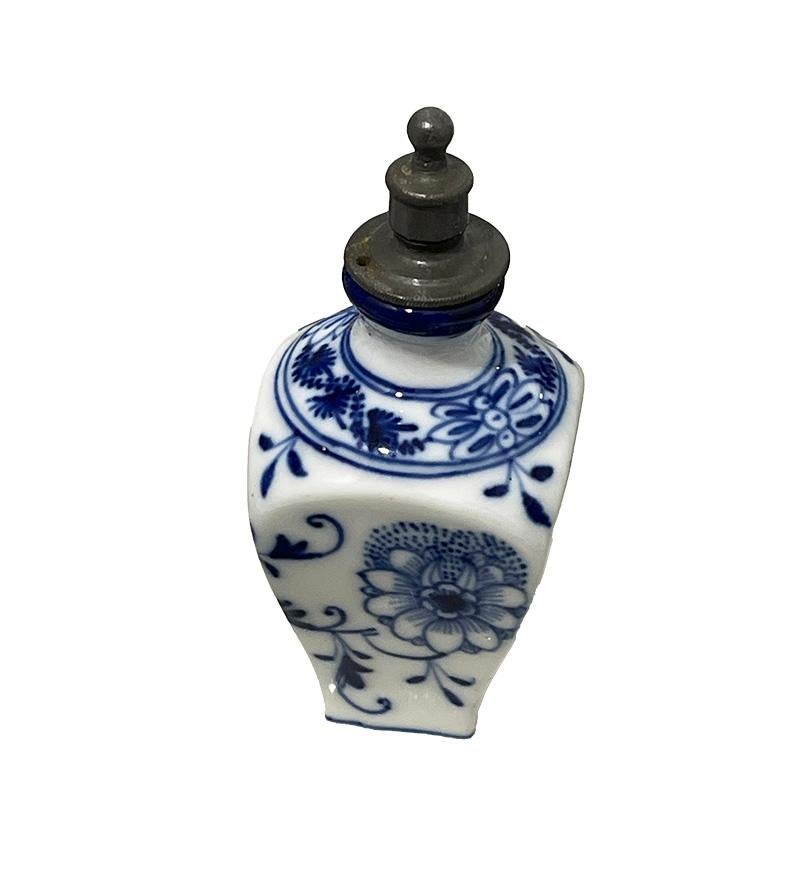 Service de table néerlandais du 19ème siècle de 36 pièces en forme d'oignon bleu par Louis Regout Maastricht en vente 4