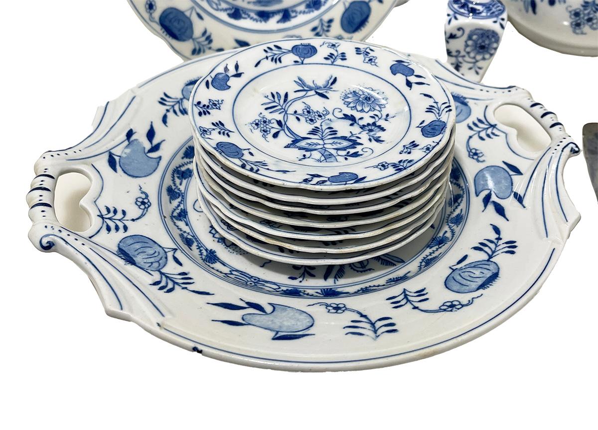 19th Century Dutch 36-piece Blue Onion tableware by Louis Regout Maastricht For Sale 7