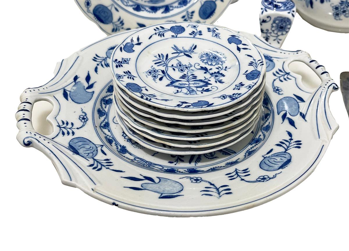 Service de table néerlandais du 19ème siècle de 36 pièces en forme d'oignon bleu par Louis Regout Maastricht en vente 5