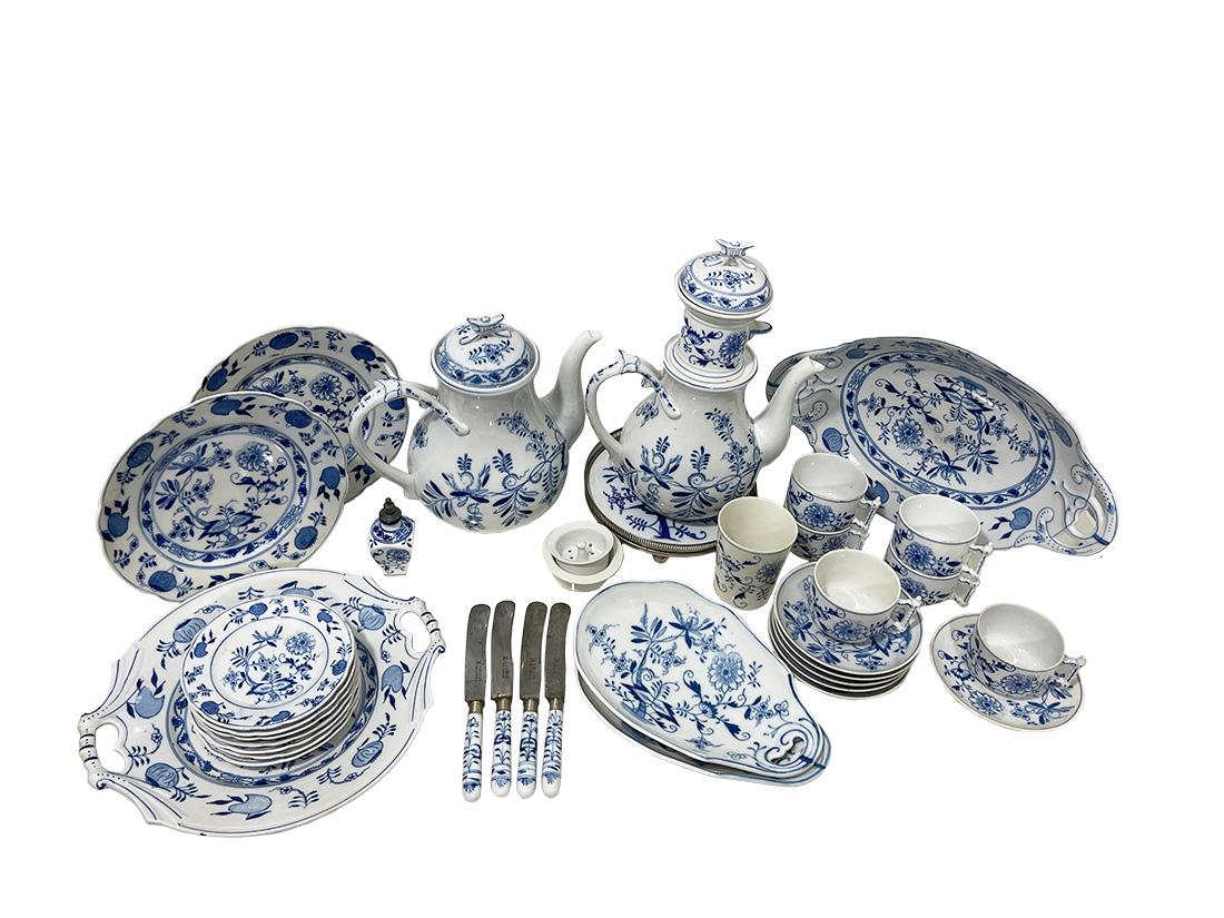 Service de table néerlandais du 19ème siècle de 36 pièces en forme d'oignon bleu par Louis Regout Maastricht

Vaisselle en porcelaine hollandaise, du célèbre motif Blue Onion ou Zwiebelmuster de Louis Regout, réalisée entre 1883 et 1888 à