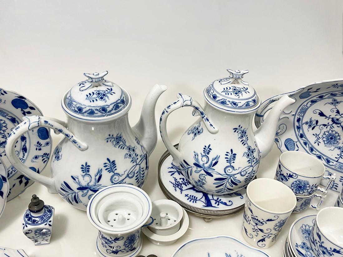 19th Century Dutch 36-piece Blue Onion tableware by Louis Regout Maastricht In Good Condition For Sale In Delft, NL