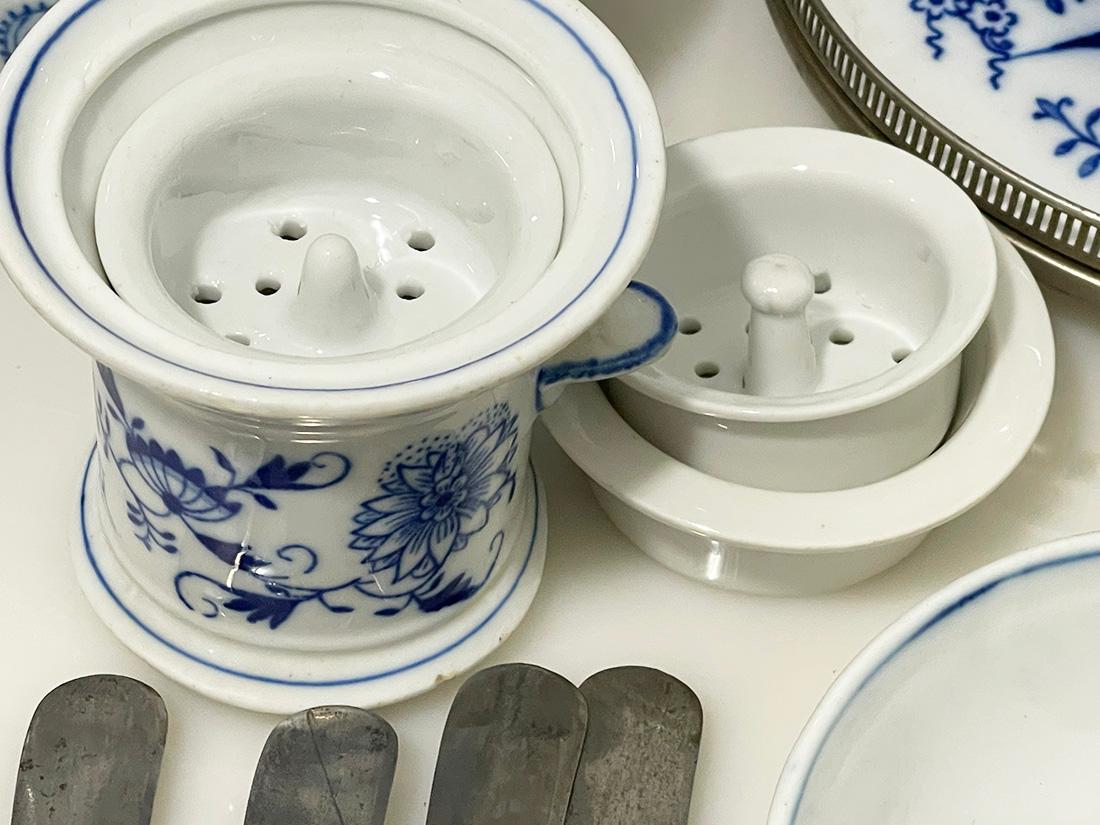 Service de table néerlandais du 19ème siècle de 36 pièces en forme d'oignon bleu par Louis Regout Maastricht Bon état - En vente à Delft, NL