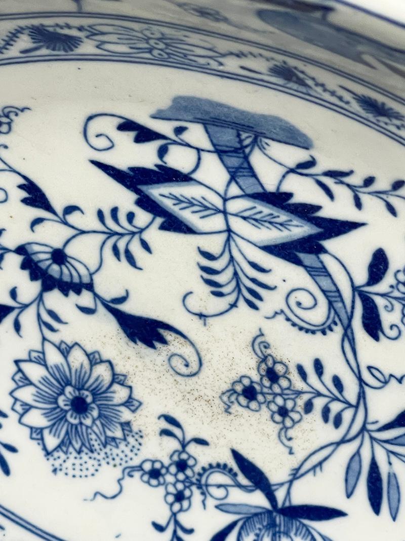 XIXe siècle Service de table néerlandais du 19ème siècle de 36 pièces en forme d'oignon bleu par Louis Regout Maastricht en vente