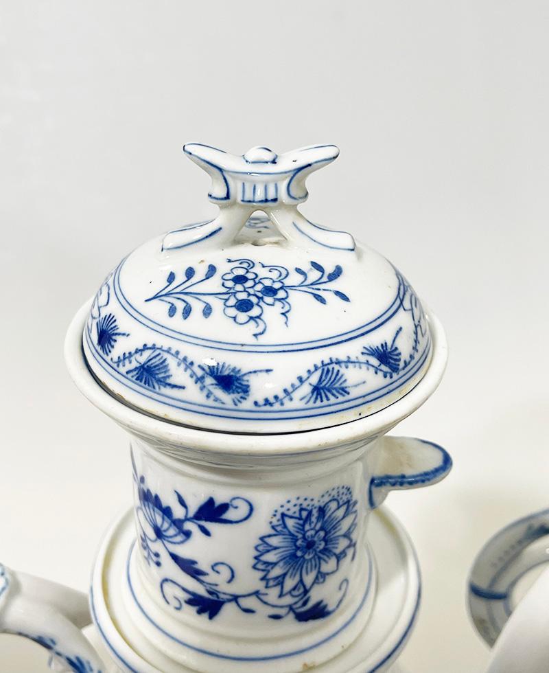 Porcelaine Service de table néerlandais du 19ème siècle de 36 pièces en forme d'oignon bleu par Louis Regout Maastricht en vente