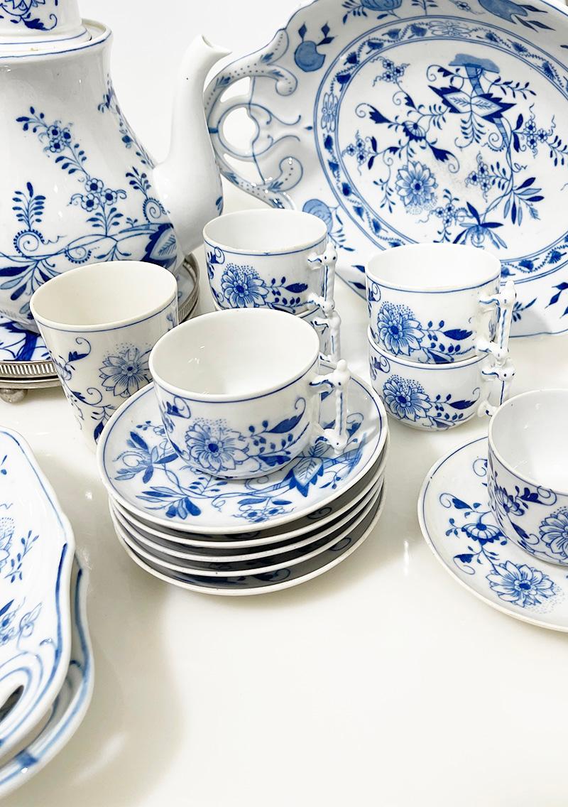 19th Century Dutch 36-piece Blue Onion tableware by Louis Regout Maastricht For Sale 3