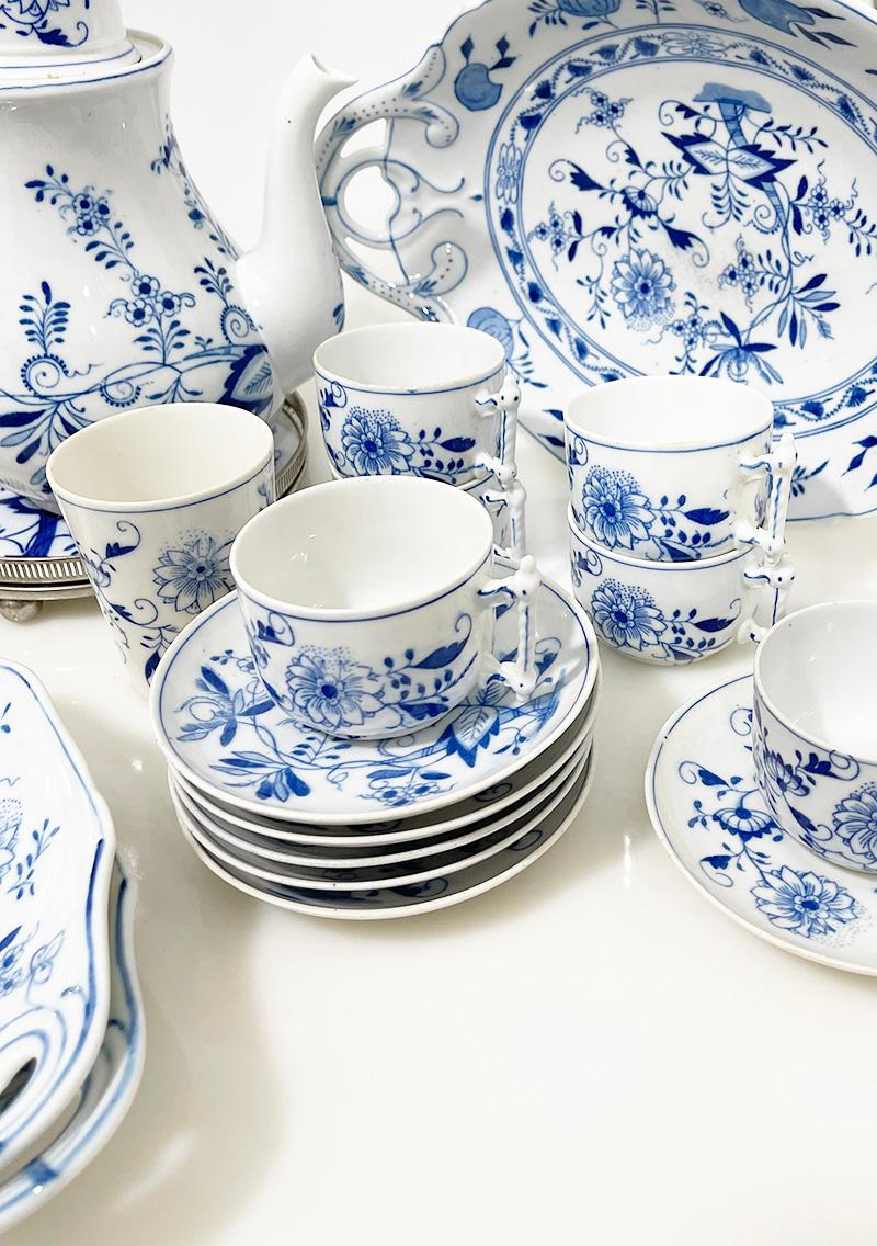 Service de table néerlandais du 19ème siècle de 36 pièces en forme d'oignon bleu par Louis Regout Maastricht en vente 1