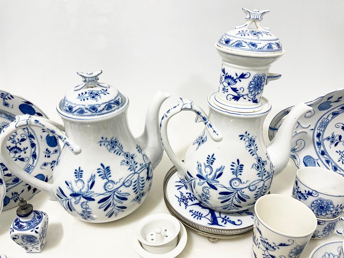 Service de table néerlandais du 19ème siècle de 36 pièces en forme d'oignon bleu par Louis Regout Maastricht en vente 2