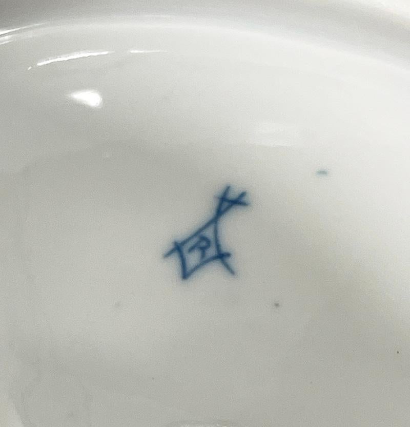 Service de table néerlandais du 19ème siècle de 36 pièces en forme d'oignon bleu par Louis Regout Maastricht en vente 3