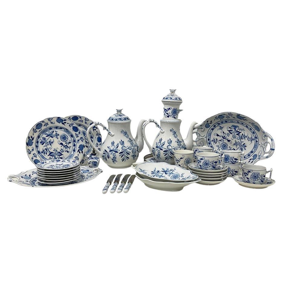 19th Century Dutch 36-piece Blue Onion tableware by Louis Regout Maastricht For Sale