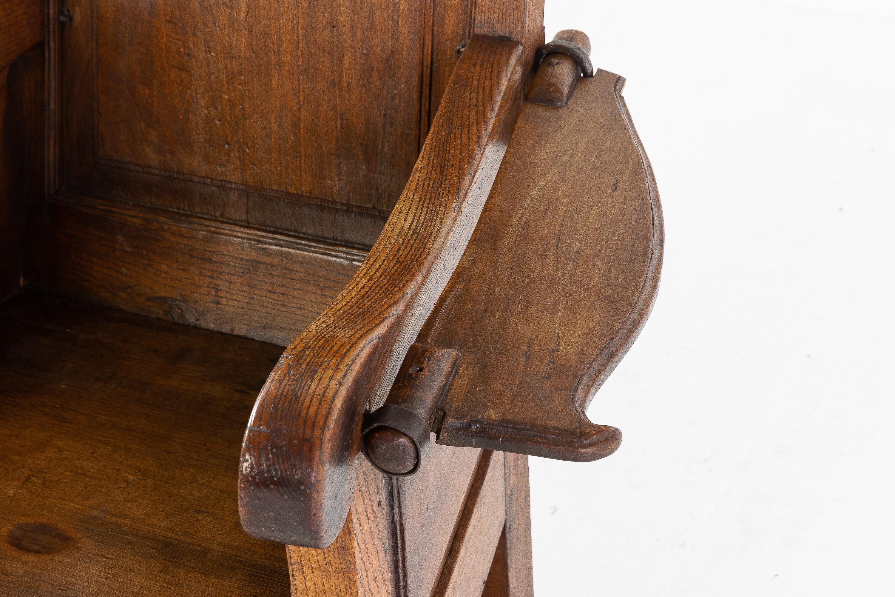 chaise d'agneau en frêne rustique hollandaise du 19ème siècle. En très bon état, solide, avec une belle couleur et patine.

Les chaises d'agneau sculptées à haut dossier sont généralement de conception individuelle et ont peut-être été fabriquées