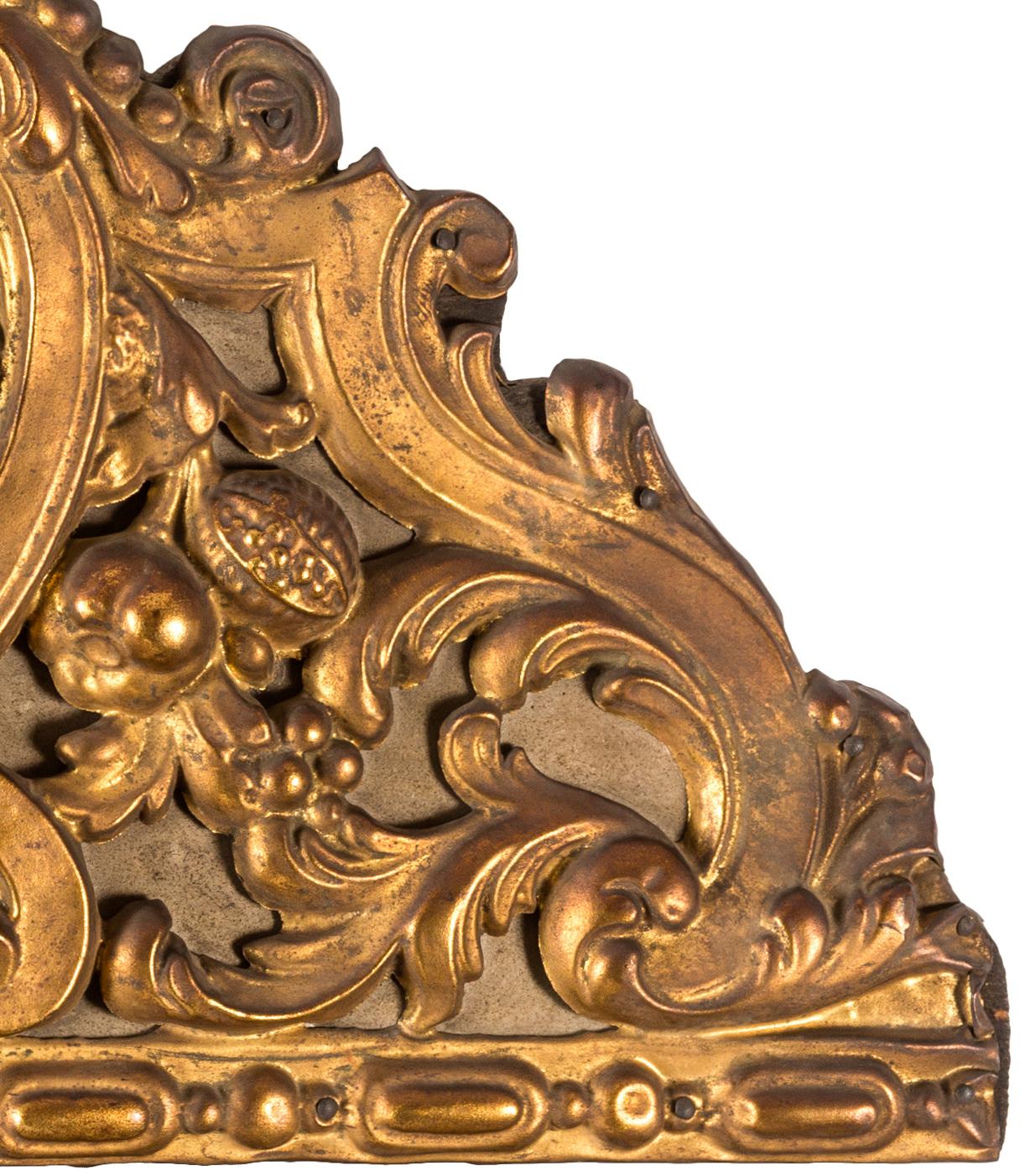 Repoussé Miroir encadré de métal repoussé de style baroque hollandais du 19e siècle en vente