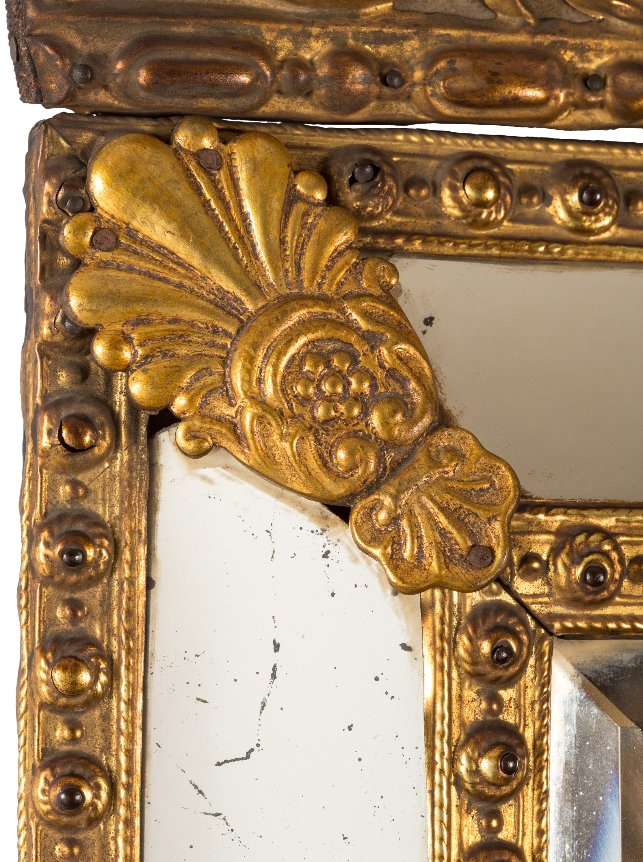 Miroir encadré de métal repoussé de style baroque hollandais du 19e siècle Bon état - En vente à Madrid, ES