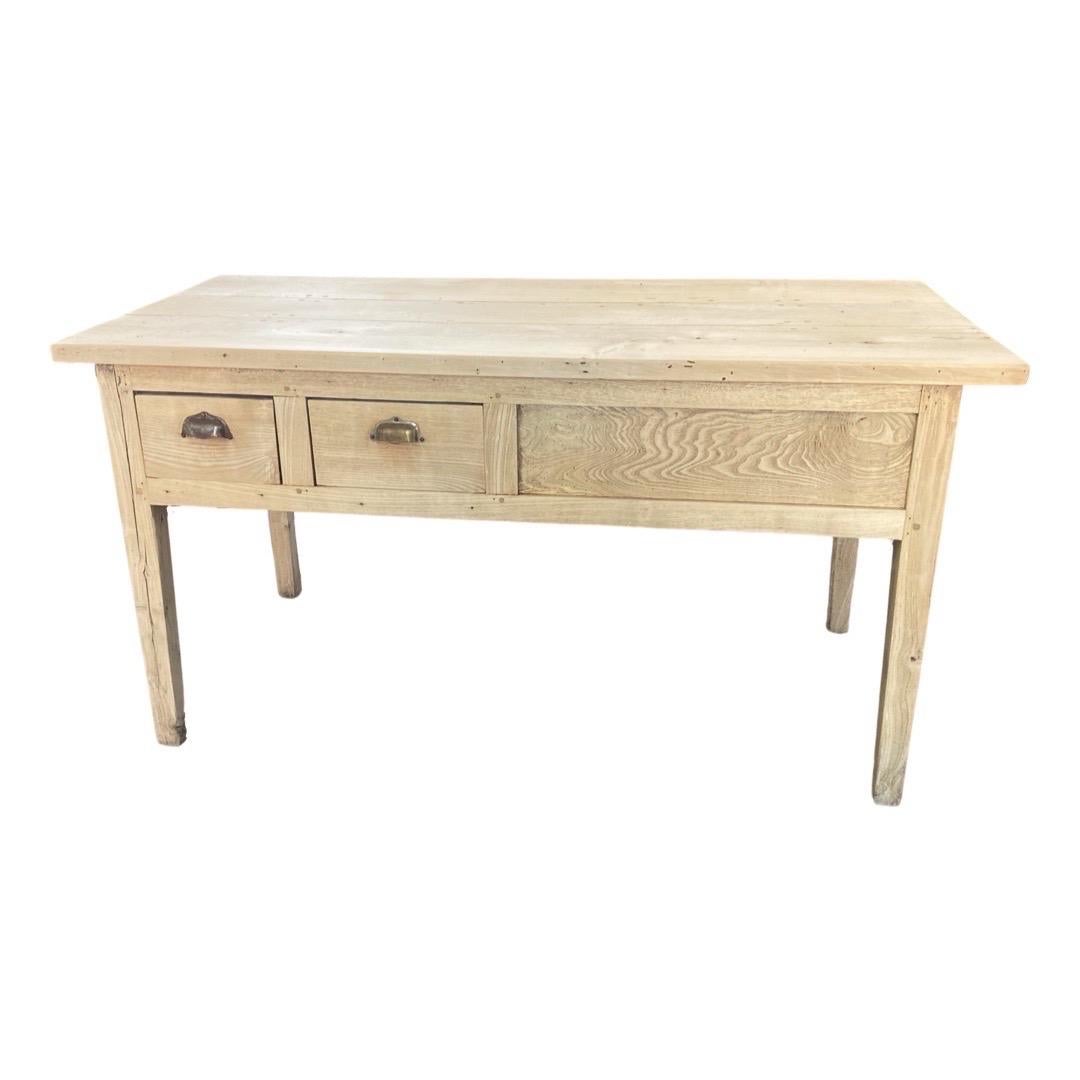 Rustique Table de cuisine/table de boucherie hollandaise du 19ème siècle en cerisier blanchi en vente