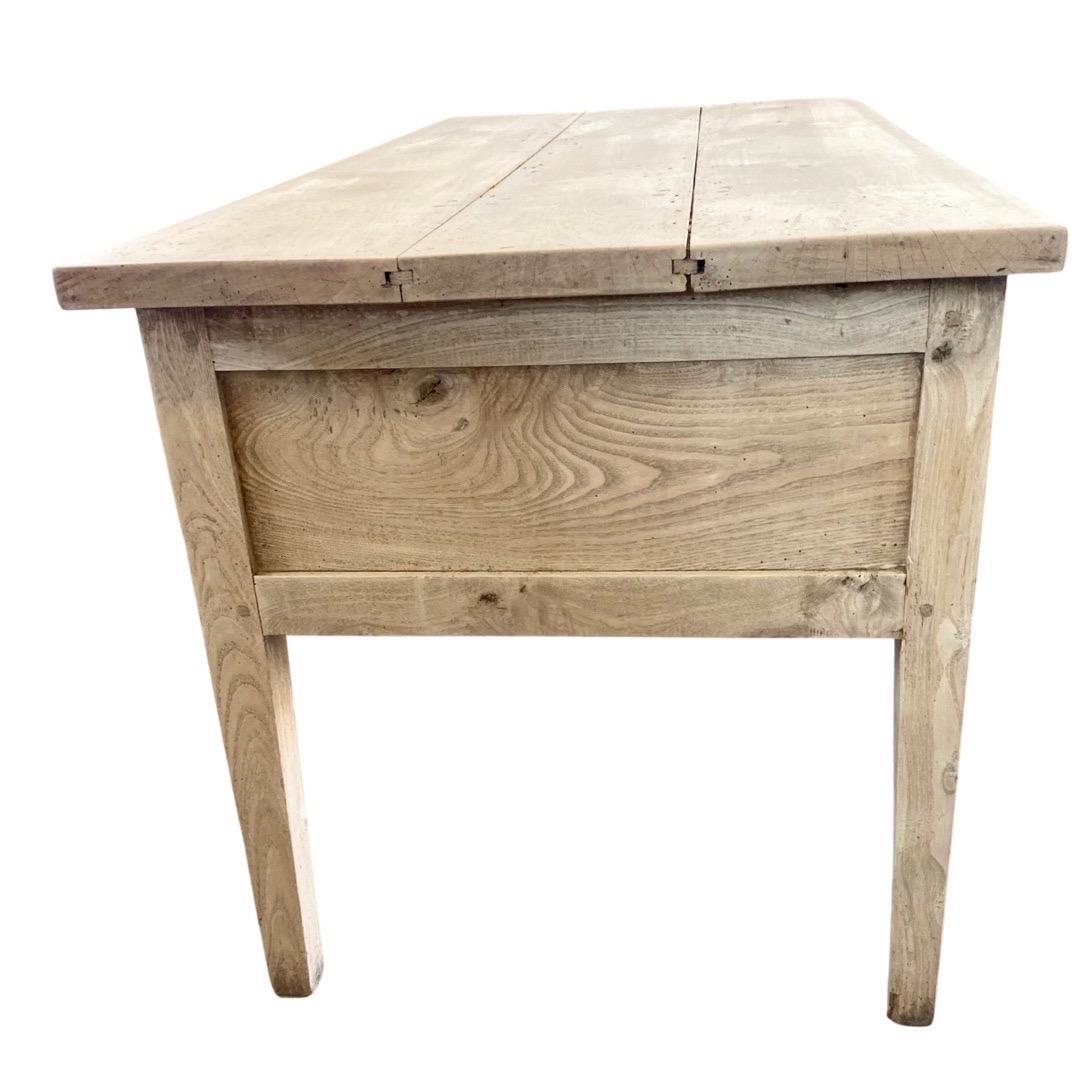 Cerise Table de cuisine/table de boucherie hollandaise du 19ème siècle en cerisier blanchi en vente