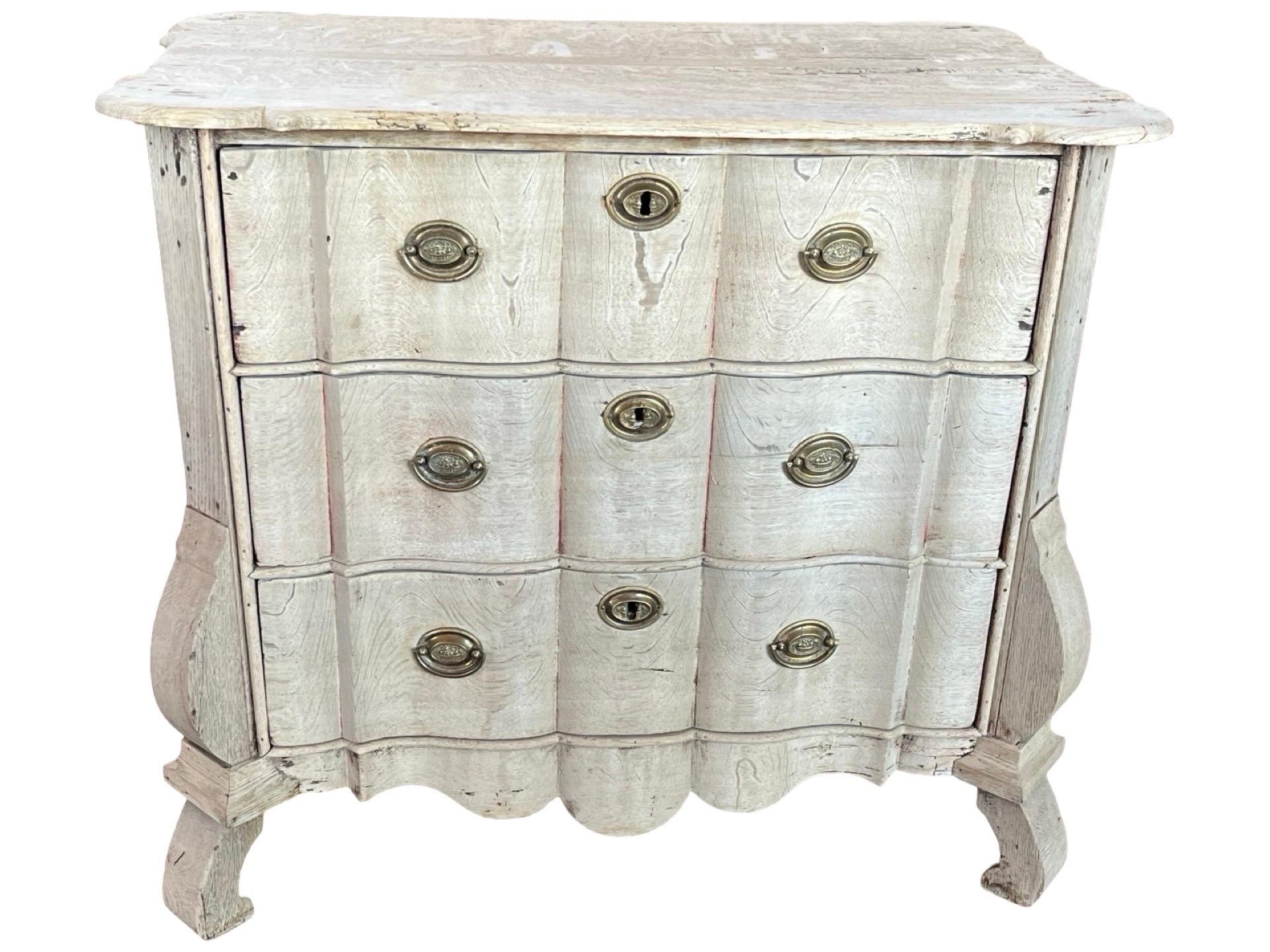 Cassettiera realizzata a mano nei Paesi Bassi all'inizio del 1800 utilizzando il legno di Oak. La piccola toilette è stata sbiancata e ha un bellissimo colore avorio e racchiude molti elementi decorativi in un piccolo pacchetto. La parte anteriore e