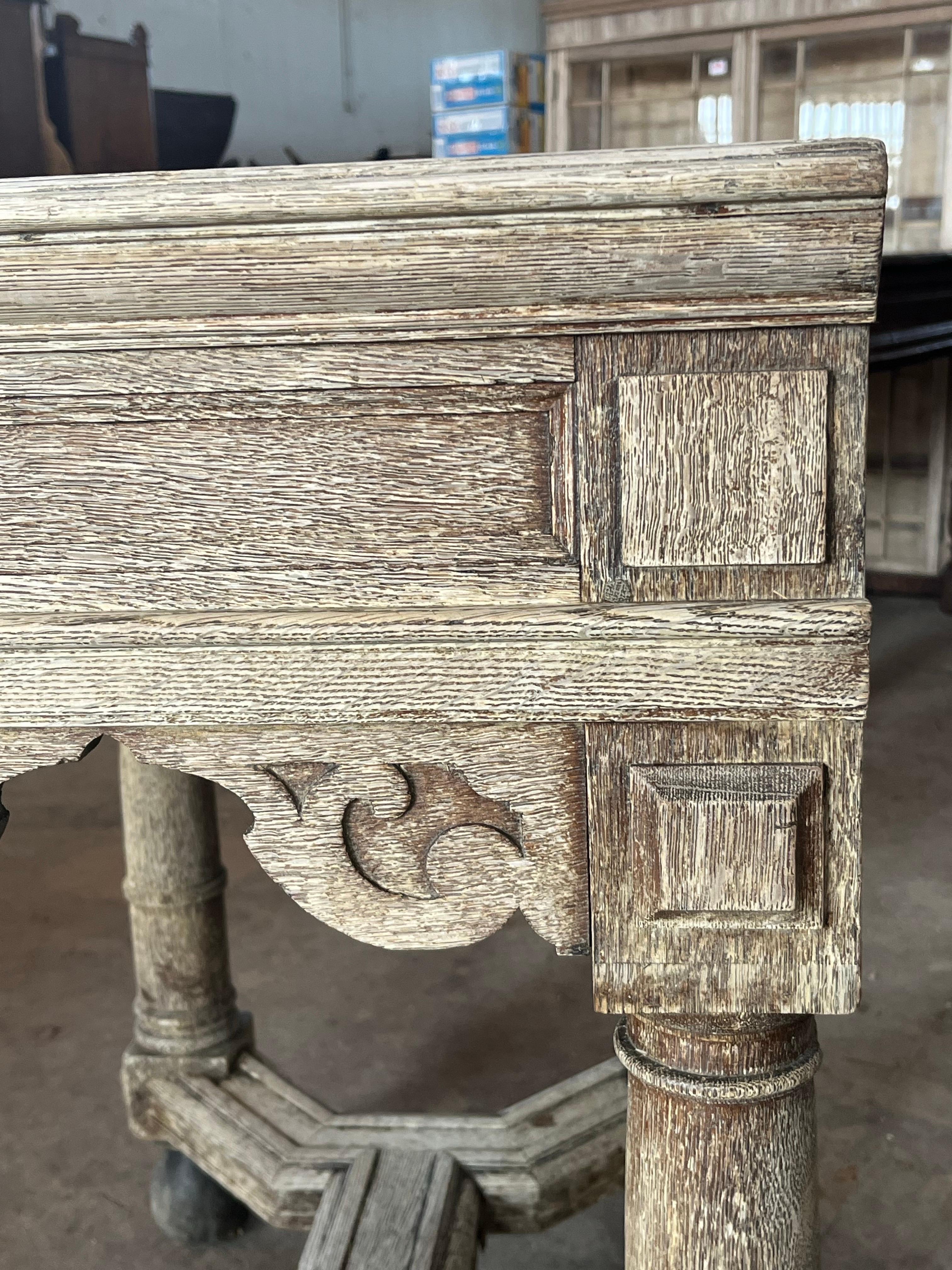 Table d'appoint hollandaise en chêne blanchi du 19e siècle en vente 2