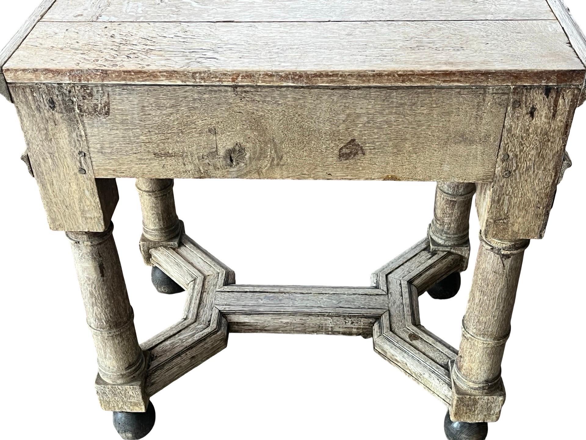 Table d'appoint hollandaise en chêne blanchi du 19e siècle en vente 5