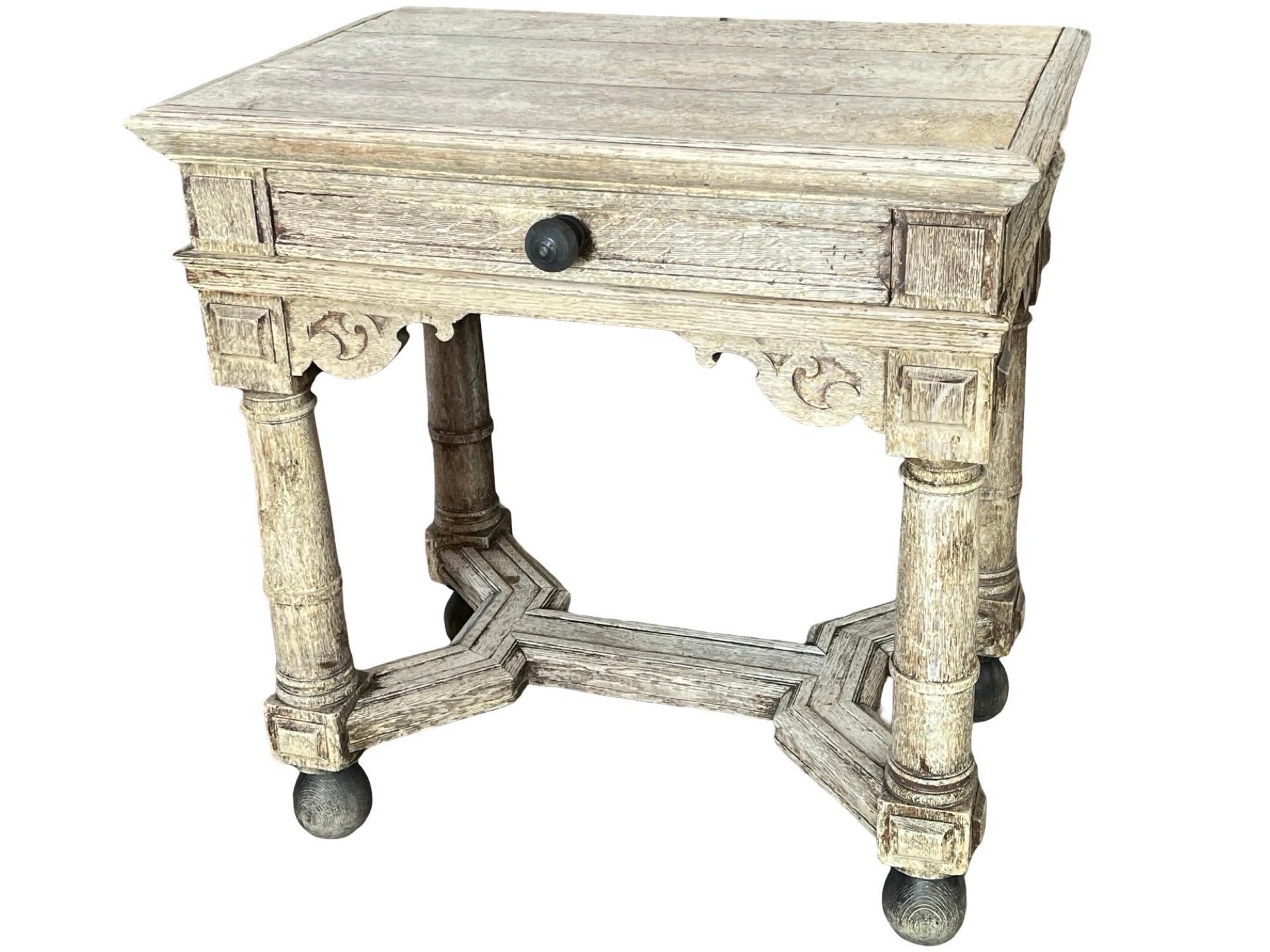 Table d'appoint fabriquée à la main aux Pays-Bas au début des années 1800 en utilisant du chêne et des chevilles. Cette table offre beaucoup de caractère dans un encombrement réduit ! En commençant par le haut, de petites pièces de moulure ont été