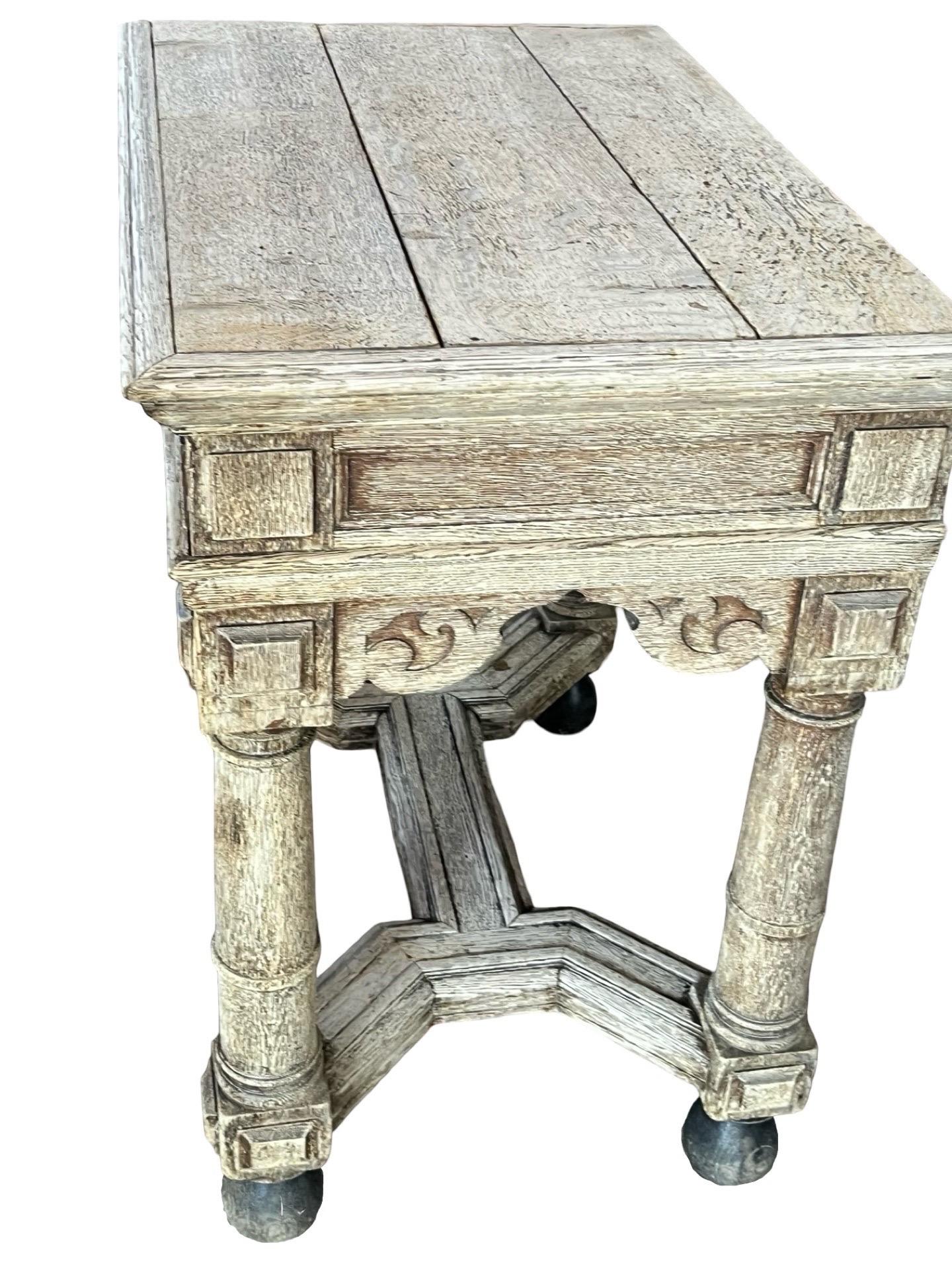 Rustique Table d'appoint hollandaise en chêne blanchi du 19e siècle en vente