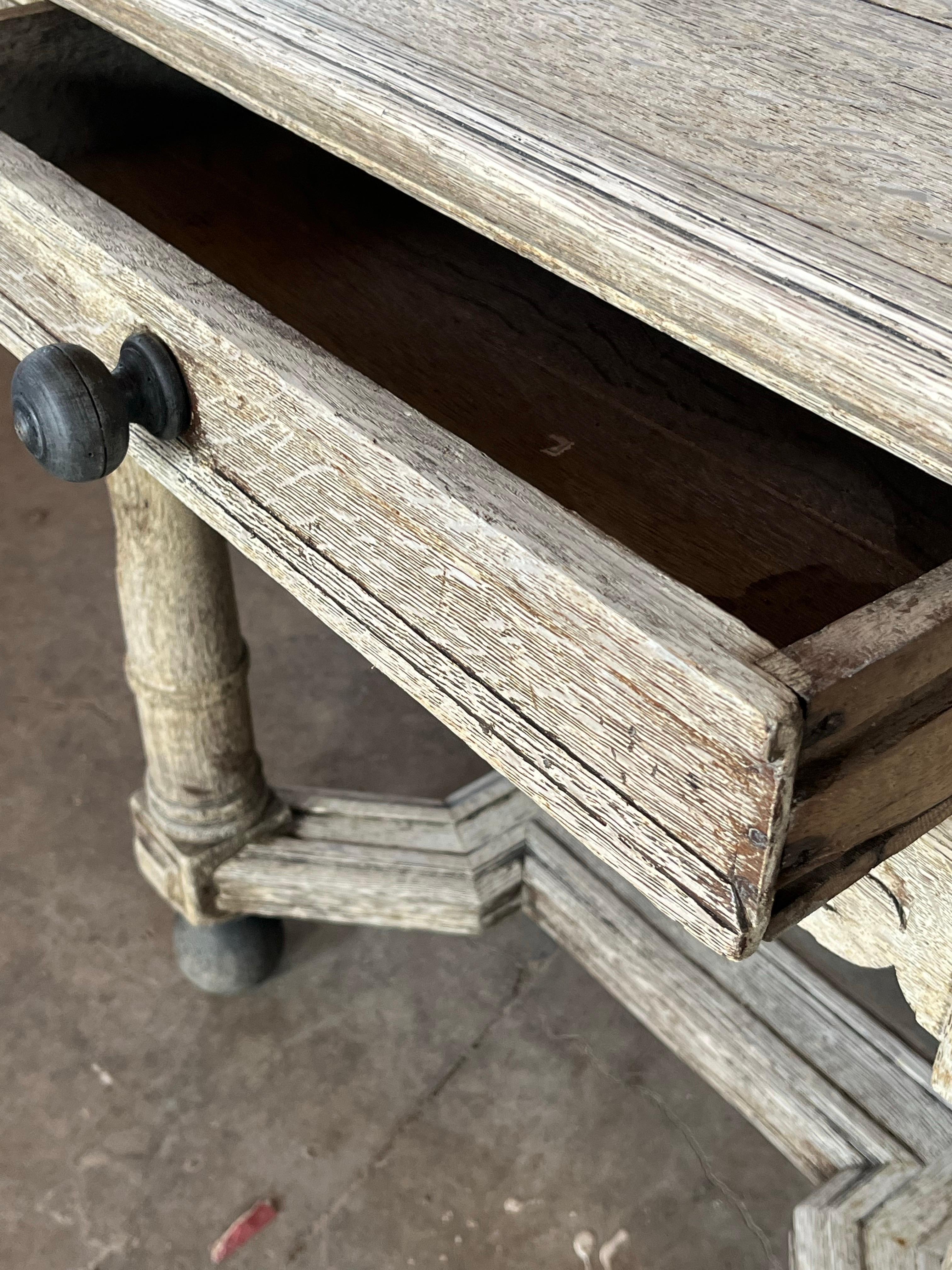 Chêne Table d'appoint hollandaise en chêne blanchi du 19e siècle en vente