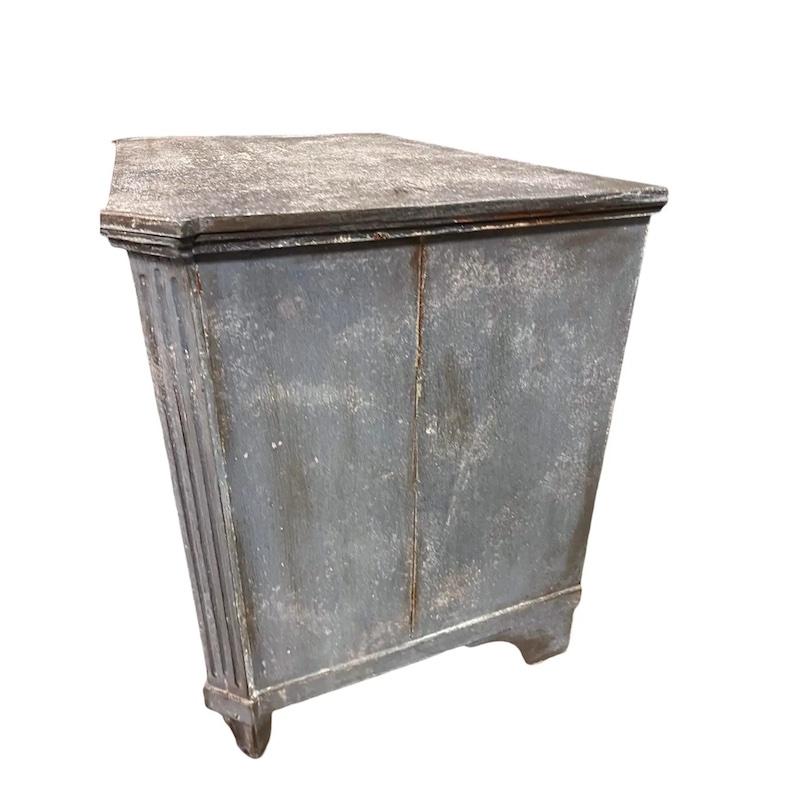 Cassettiera realizzata a mano nei Paesi Bassi all'inizio del 1800 con legno di quercia e con una bellissima patina blu. La cassettiera ha delle bellissime proporzioni e segue le semplici, ma splendide, linee gustaviane. Il comò presenta tre cassetti