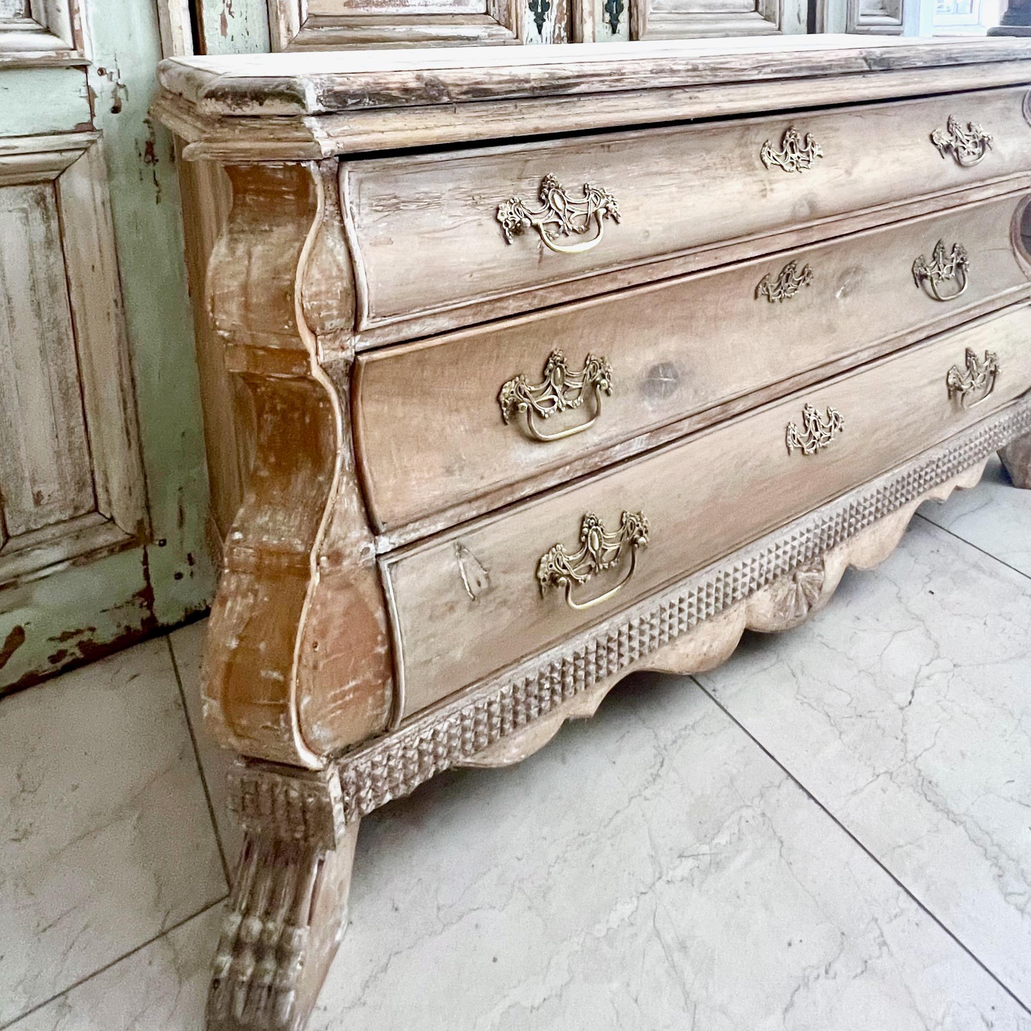 Magnificent early 19th century oak Dutch commode with richly carved bombe front and carved details .
Hand scraped to it most original finish.
Netherlands 