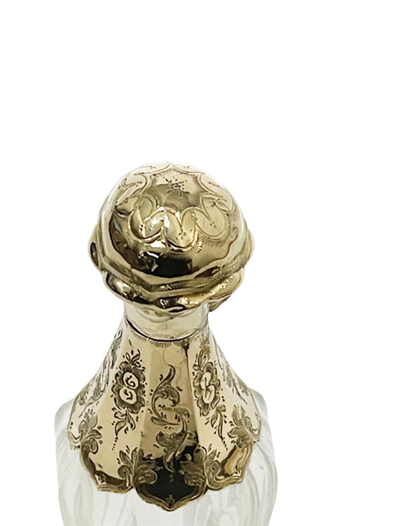 Flacon de senteur ou de parfum hollandais du 19e siècle en cristal et or dans un coffret en vente 2