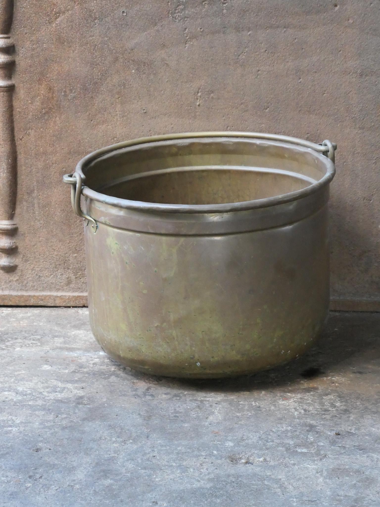 Cestino per tronchi olandese del XIX secolo. Il cesto per la legna da ardere è realizzato in ottone e ha un manico in ferro battuto. Chiamato anche 