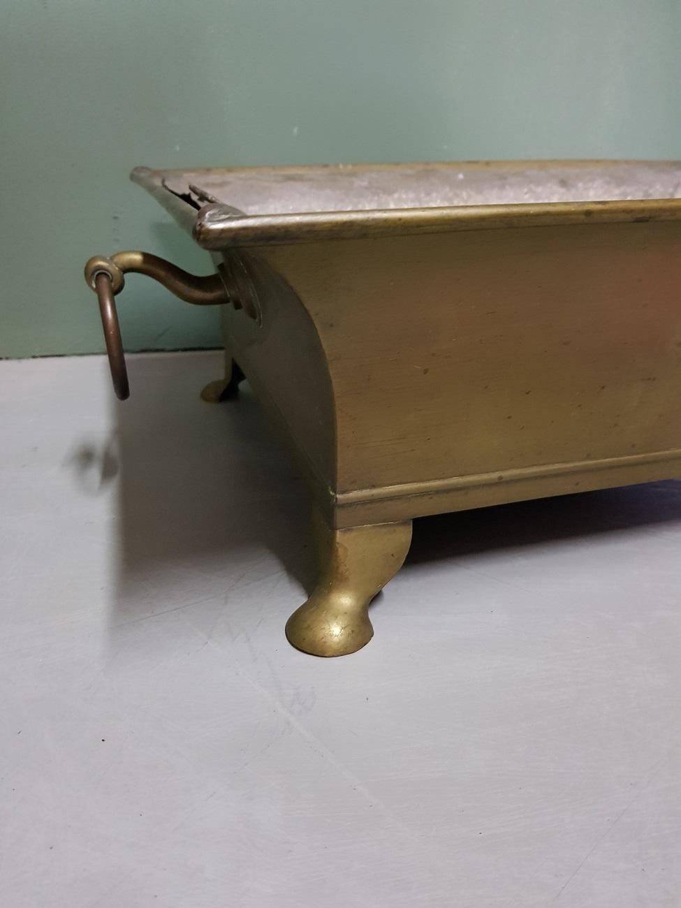 Antique Dutch brass jardinière standing on animal paws and with original zinc inner box, from the second half of the 19th century.

The measurements are,
Depth 42 cm/ 16.5 inch.
Width 54 cm/ 21.2 inch.
Height 17 cm/ 6.6 inch.